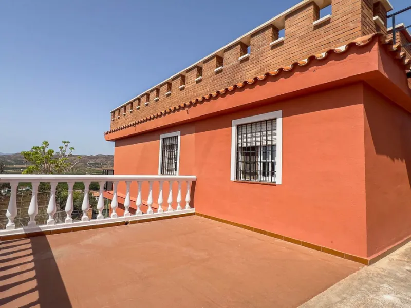 With 2,802 m2 of land and 373 m2 of usable space, we find this spacious house built in 2000 and with great possibilities.
