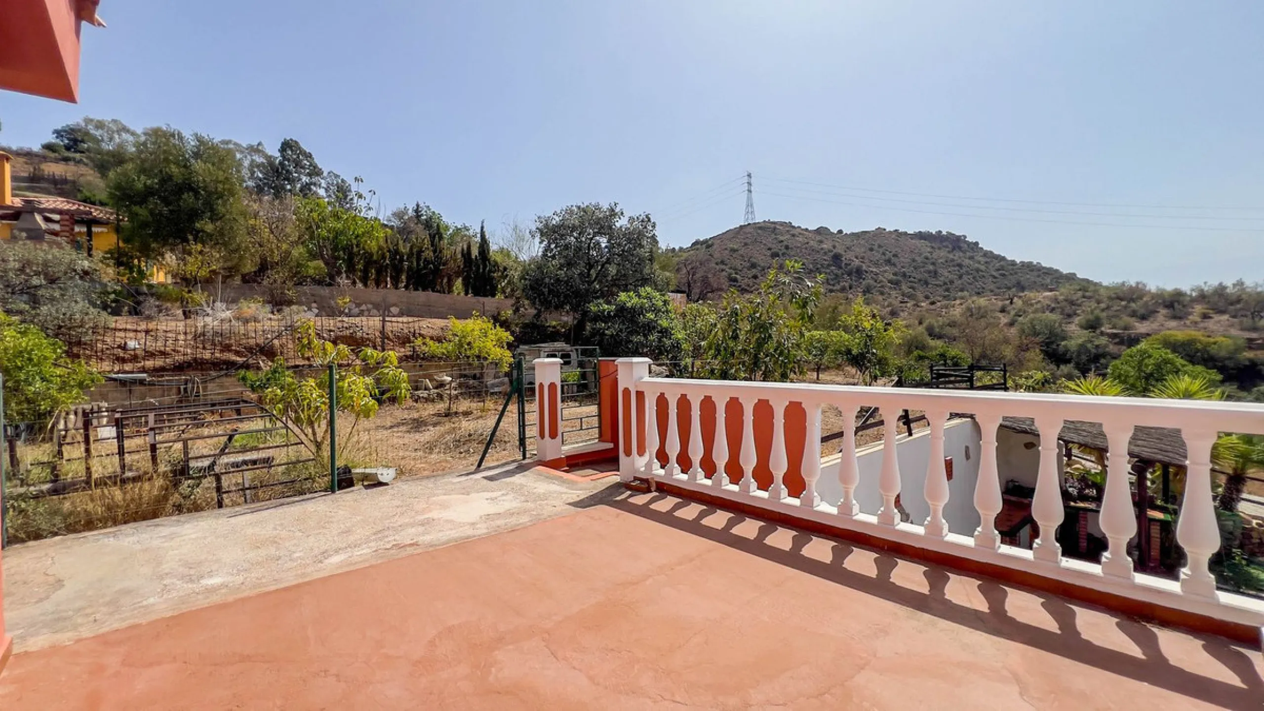 With 2,802 m2 of land and 373 m2 of usable space, we find this spacious house built in 2000 and with great possibilities.