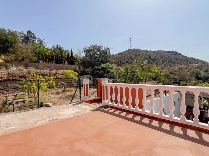 With 2,802 m2 of land and 373 m2 of usable space, we find this spacious house built in 2000 and with great possibilities.