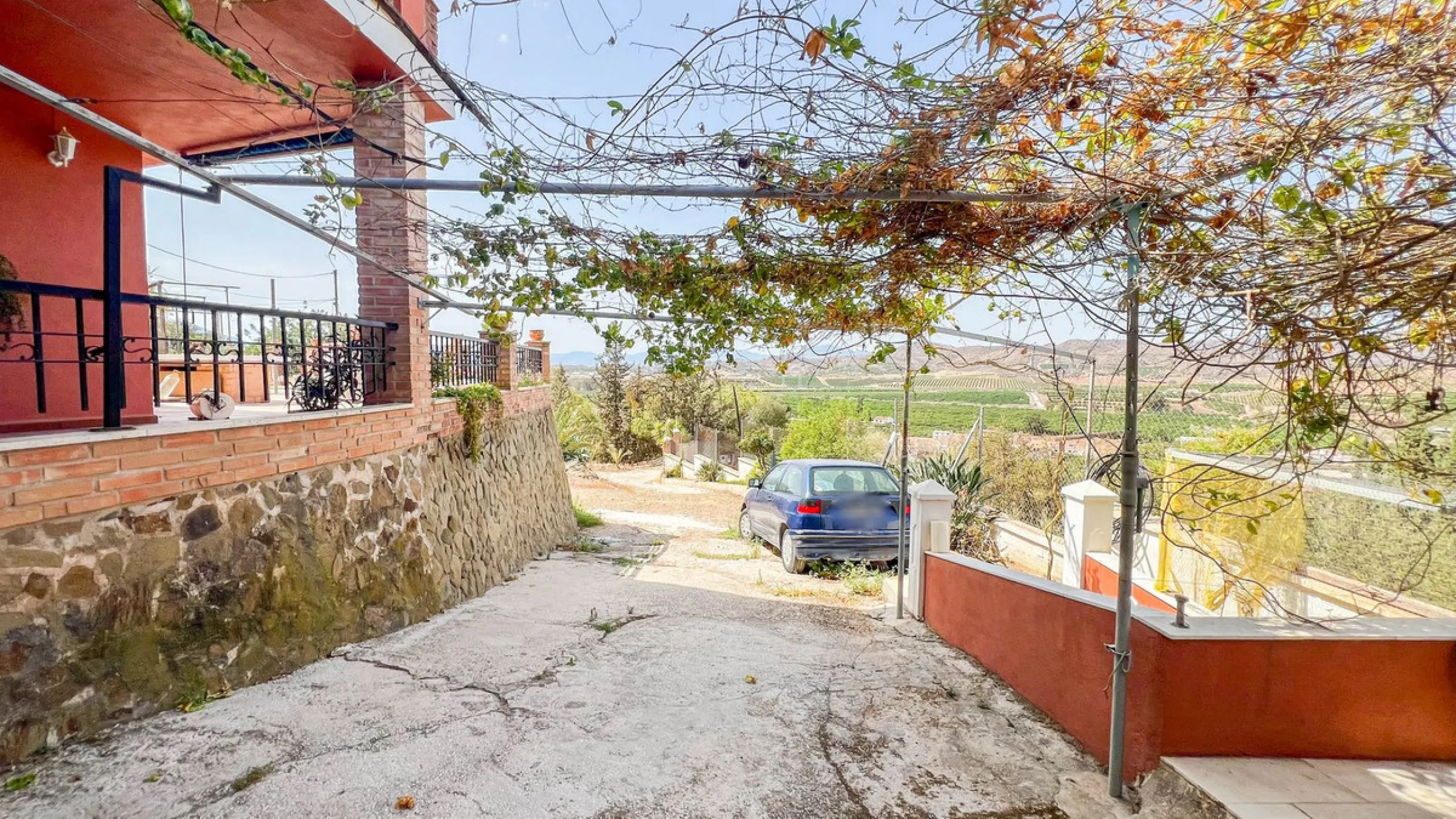 With 2,802 m2 of land and 373 m2 of usable space, we find this spacious house built in 2000 and with great possibilities.