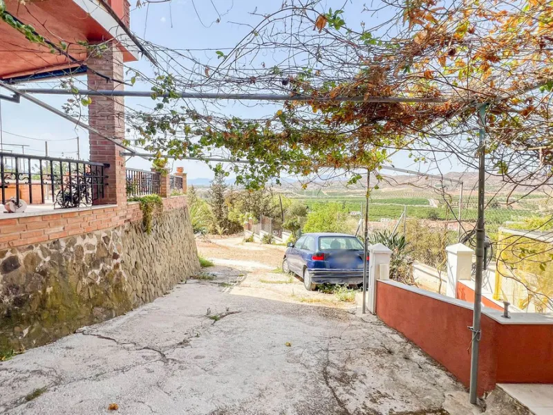 With 2,802 m2 of land and 373 m2 of usable space, we find this spacious house built in 2000 and with great possibilities.