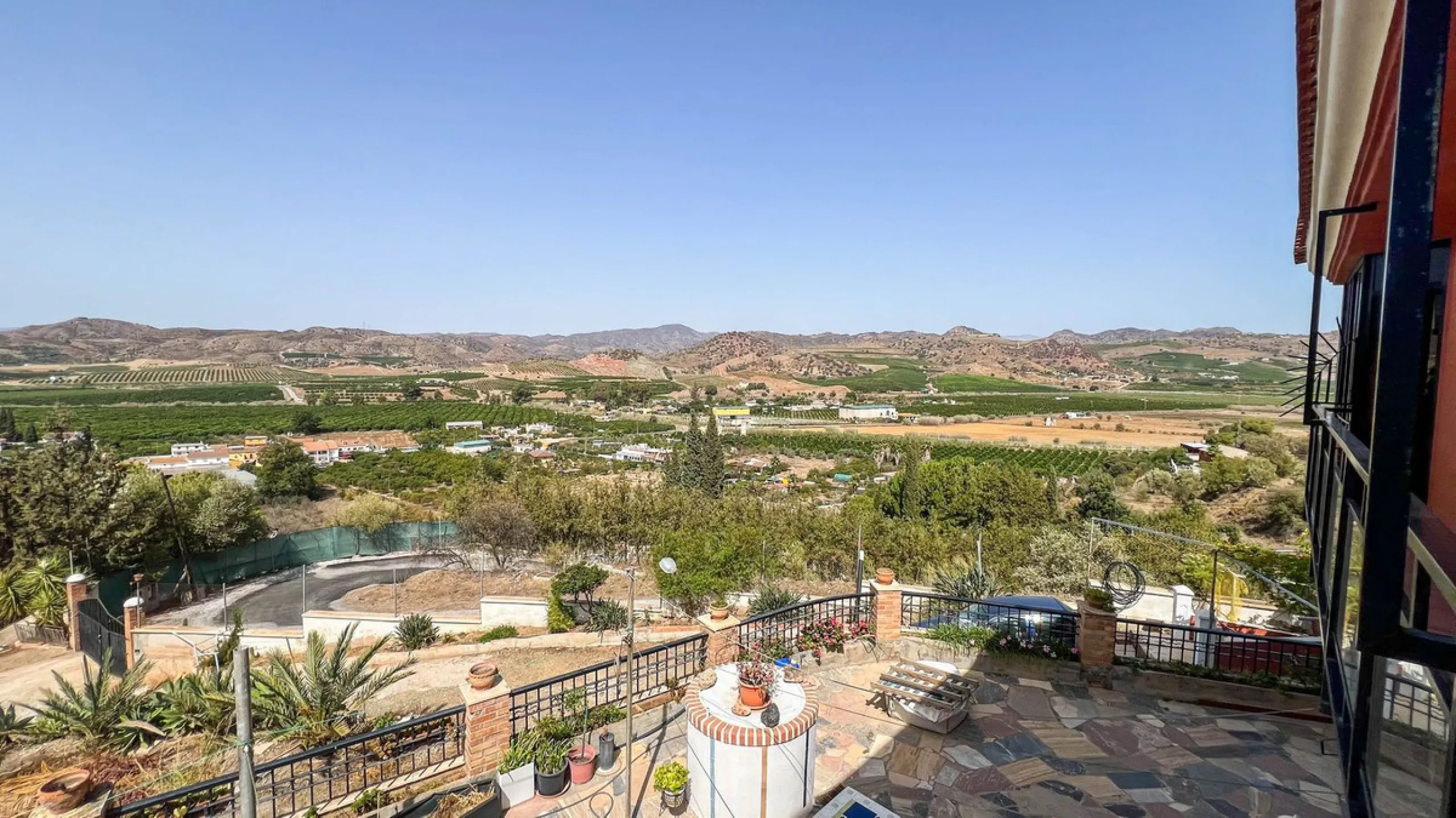 With 2,802 m2 of land and 373 m2 of usable space, we find this spacious house built in 2000 and with great possibilities.