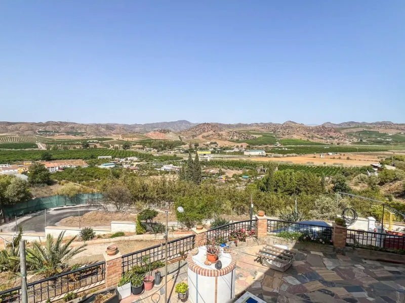 With 2,802 m2 of land and 373 m2 of usable space, we find this spacious house built in 2000 and with great possibilities.