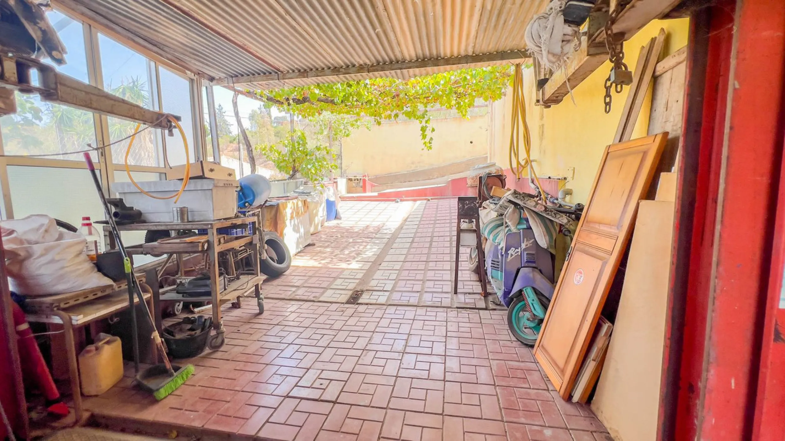 With 2,802 m2 of land and 373 m2 of usable space, we find this spacious house built in 2000 and with great possibilities.