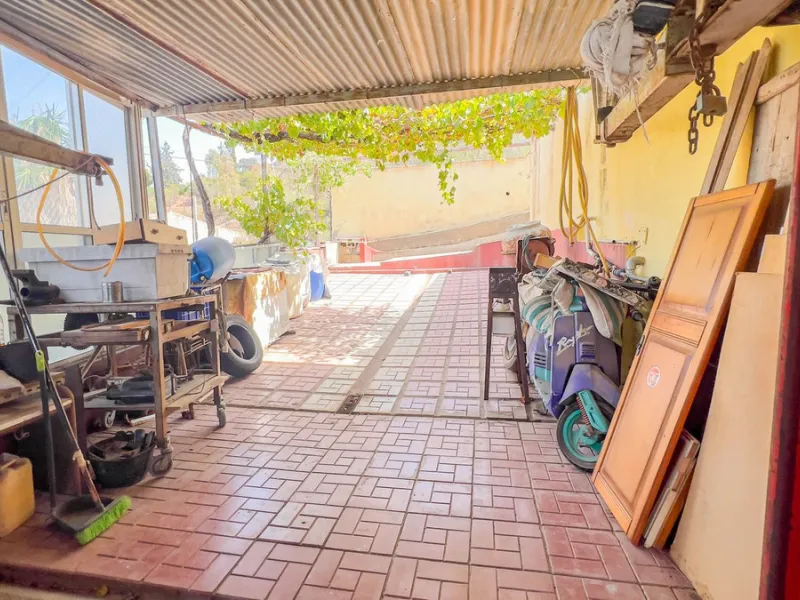 With 2,802 m2 of land and 373 m2 of usable space, we find this spacious house built in 2000 and with great possibilities.