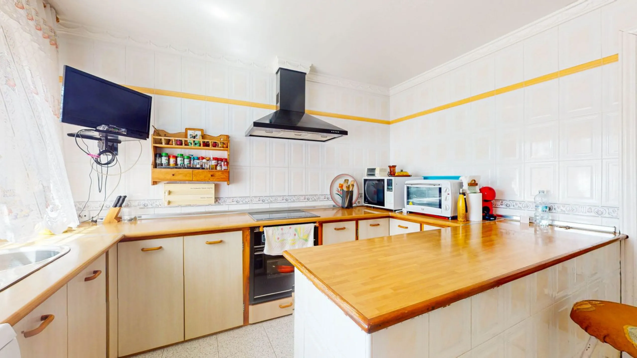 With 2,802 m2 of land and 373 m2 of usable space, we find this spacious house built in 2000 and with great possibilities.
