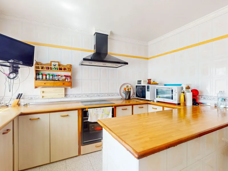With 2,802 m2 of land and 373 m2 of usable space, we find this spacious house built in 2000 and with great possibilities.