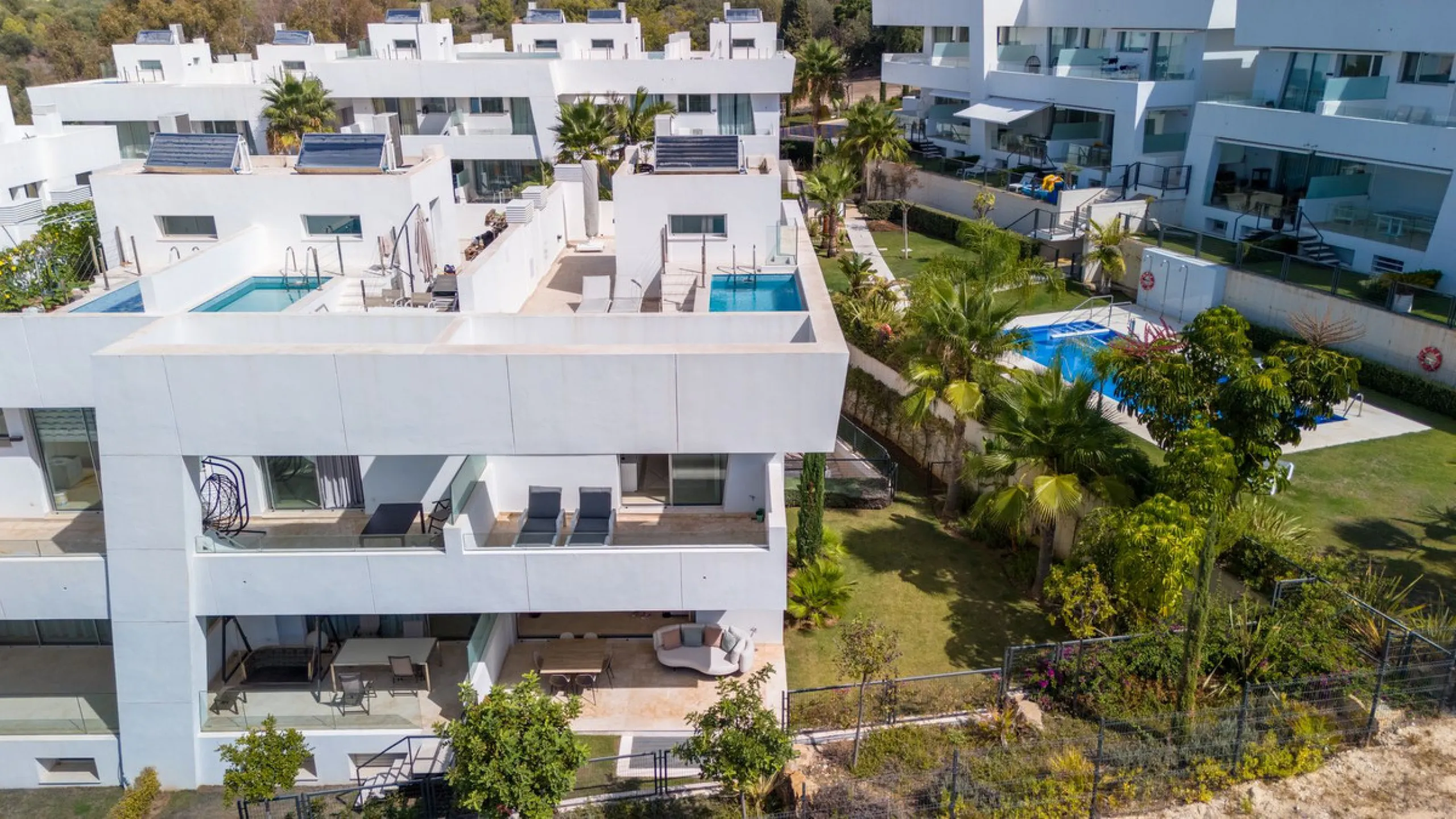 Stunning development of 24 townhouses, is located in the exclusive residential area in Río Real and right next to one of the best golf courses, the exclusive Rio Real Golf and Hotel and all its facilities, close to the beach, the sea and the lovely center