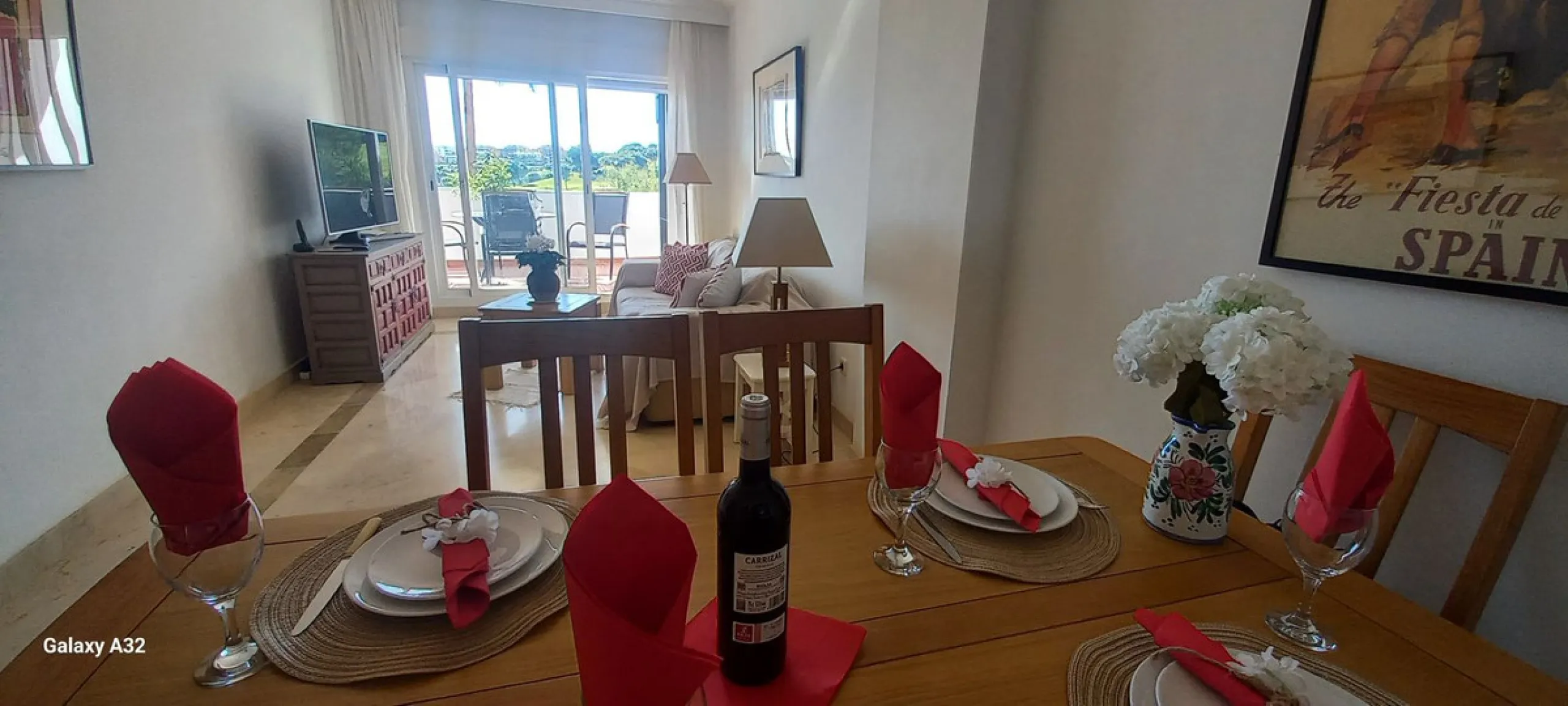 Here we have a fabulous two-bedroom, two-bathroom apartment front line golf in Gran Calanova Golf, overlooking Calanova Golf Course. Boasting stunning panoramic views over the fairways, mountains, and down to the coast, this property offers a perfect blen