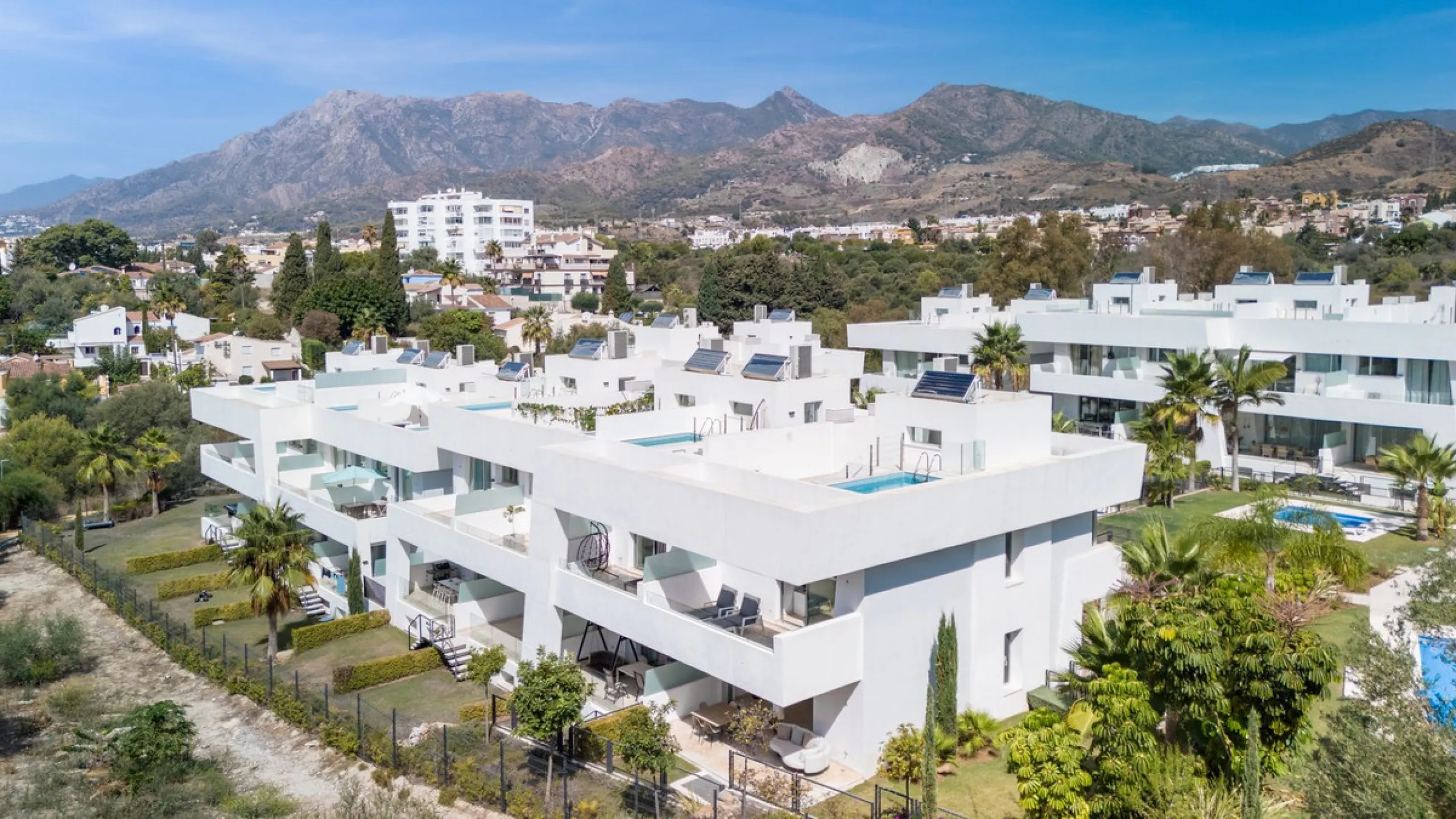 Stunning development of 24 townhouses, is located in the exclusive residential area in Río Real and right next to one of the best golf courses, the exclusive Rio Real Golf and Hotel and all its facilities, close to the beach, the sea and the lovely center