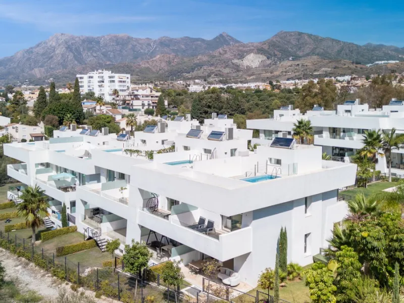 Stunning development of 24 townhouses, is located in the exclusive residential area in Río Real and right next to one of the best golf courses, the exclusive Rio Real Golf and Hotel and all its facilities, close to the beach, the sea and the lovely center