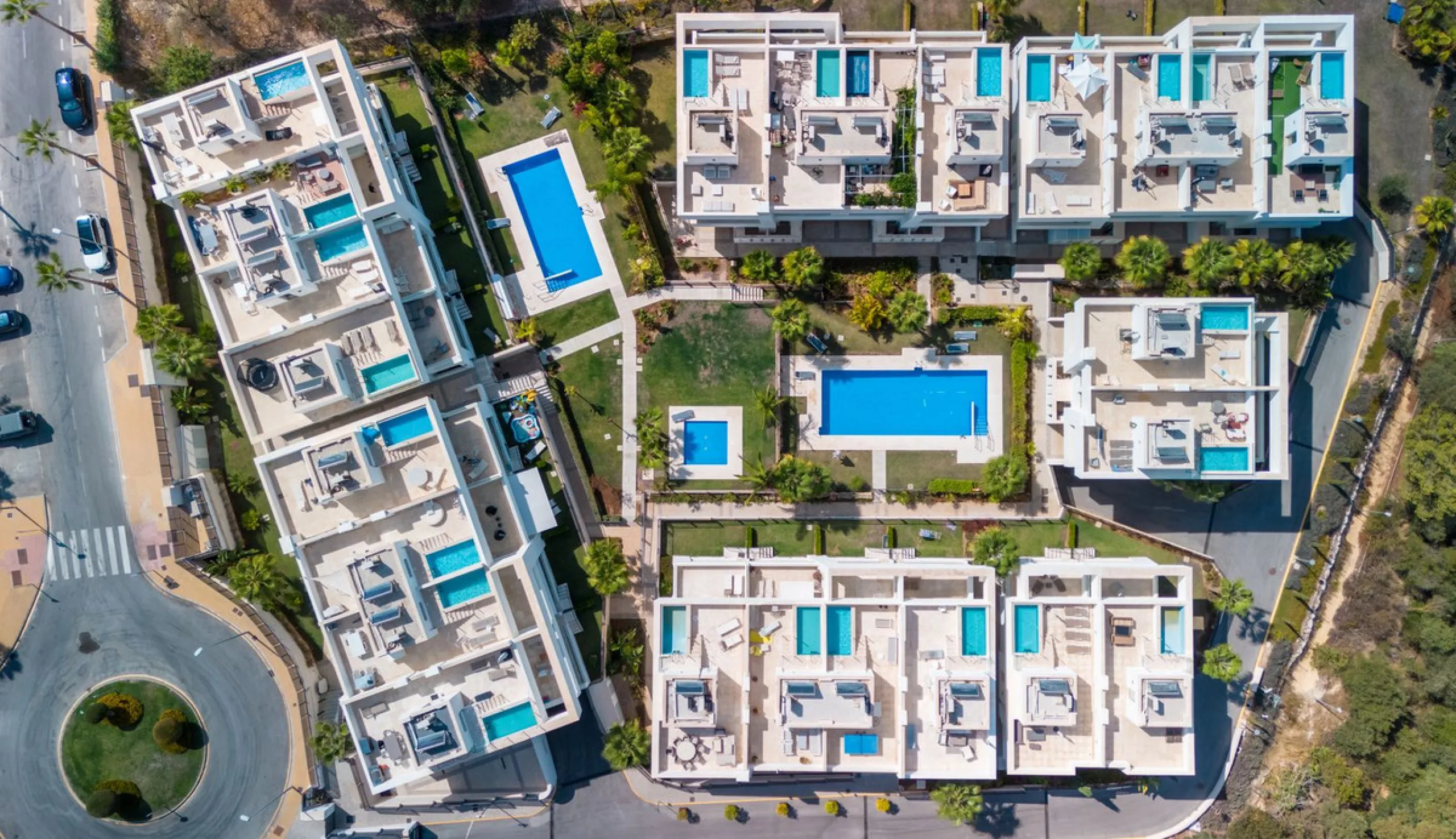Stunning development of 24 townhouses, is located in the exclusive residential area in Río Real and right next to one of the best golf courses, the exclusive Rio Real Golf and Hotel and all its facilities, close to the beach, the sea and the lovely center