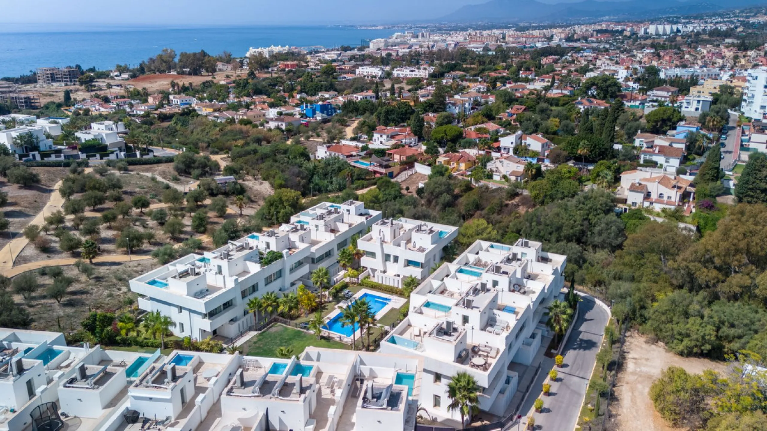 Stunning development of 24 townhouses, is located in the exclusive residential area in Río Real and right next to one of the best golf courses, the exclusive Rio Real Golf and Hotel and all its facilities, close to the beach, the sea and the lovely center