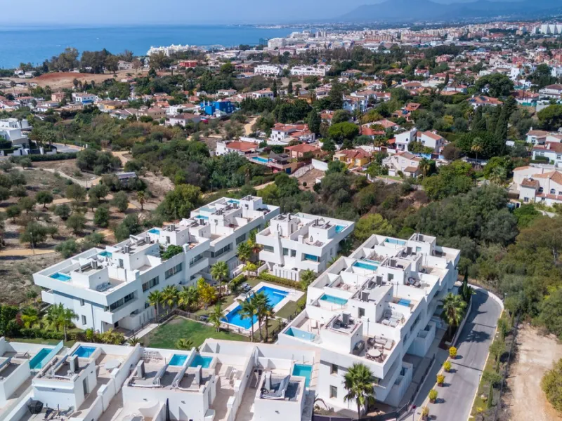 Stunning development of 24 townhouses, is located in the exclusive residential area in Río Real and right next to one of the best golf courses, the exclusive Rio Real Golf and Hotel and all its facilities, close to the beach, the sea and the lovely center