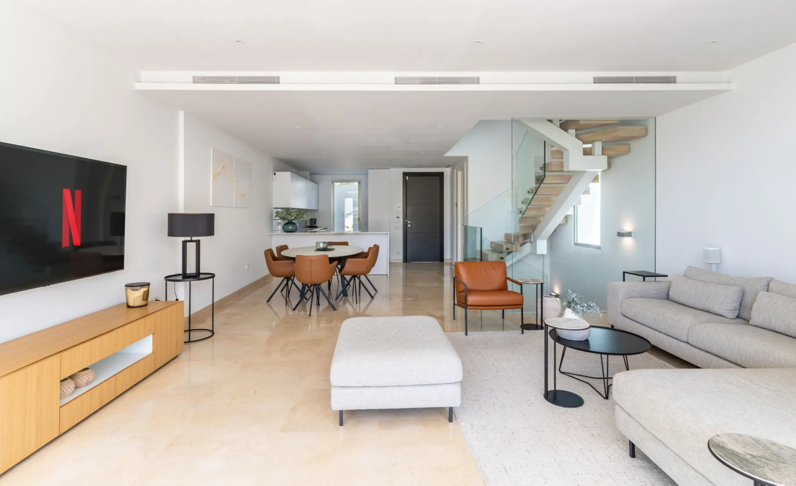 Stunning development of 24 townhouses, is located in the exclusive residential area in Río Real and right next to one of the best golf courses, the exclusive Rio Real Golf and Hotel and all its facilities, close to the beach, the sea and the lovely center