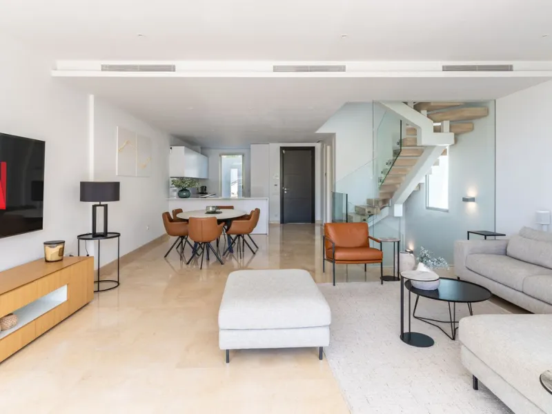 Stunning development of 24 townhouses, is located in the exclusive residential area in Río Real and right next to one of the best golf courses, the exclusive Rio Real Golf and Hotel and all its facilities, close to the beach, the sea and the lovely center