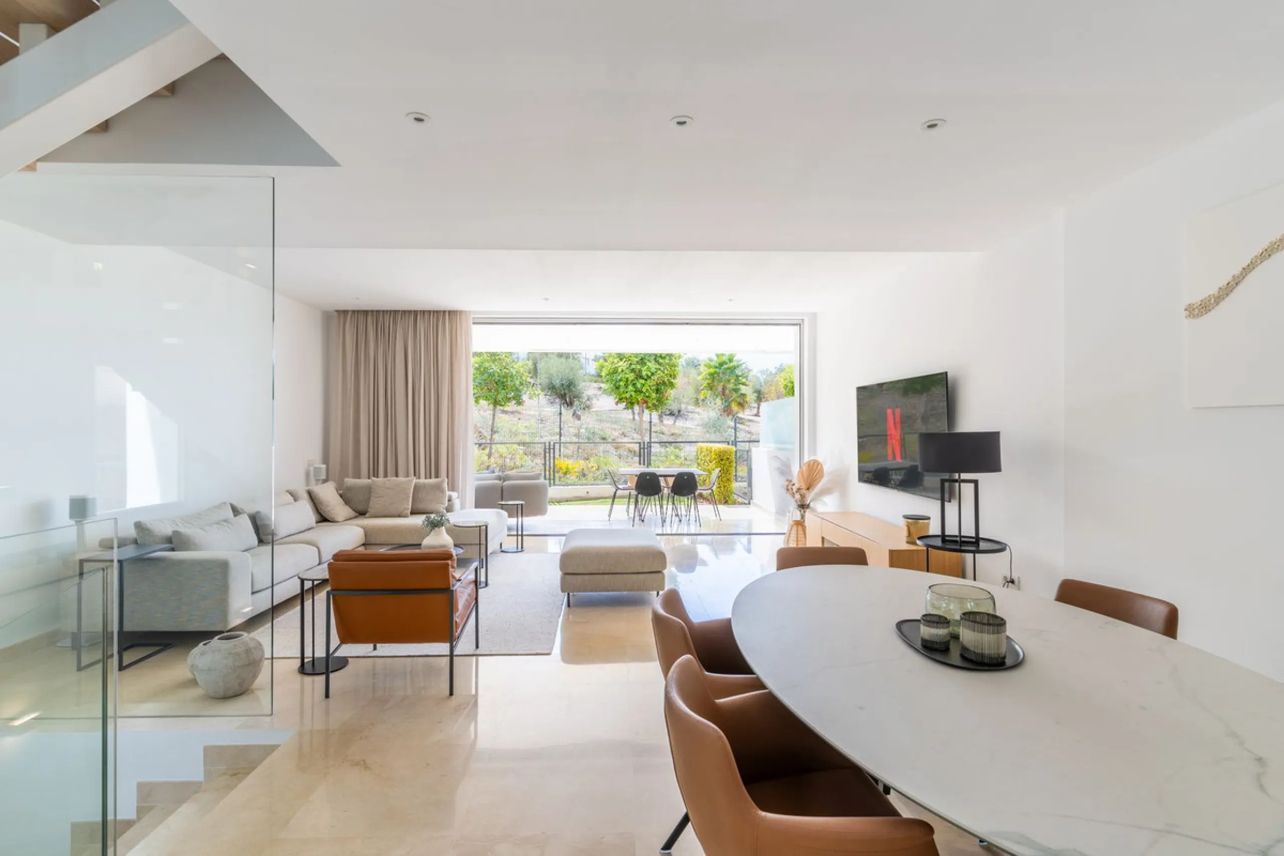 Stunning development of 24 townhouses, is located in the exclusive residential area in Río Real and right next to one of the best golf courses, the exclusive Rio Real Golf and Hotel and all its facilities, close to the beach, the sea and the lovely center