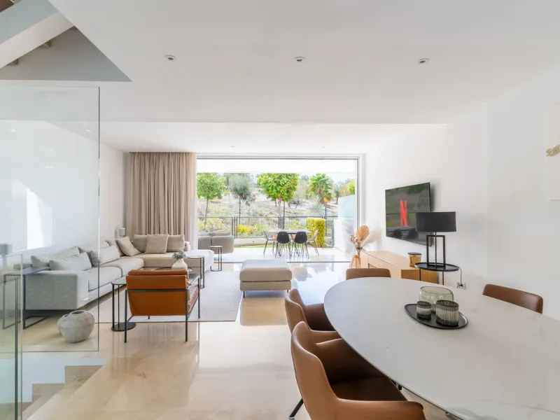 Stunning development of 24 townhouses, is located in the exclusive residential area in Río Real and right next to one of the best golf courses, the exclusive Rio Real Golf and Hotel and all its facilities, close to the beach, the sea and the lovely center