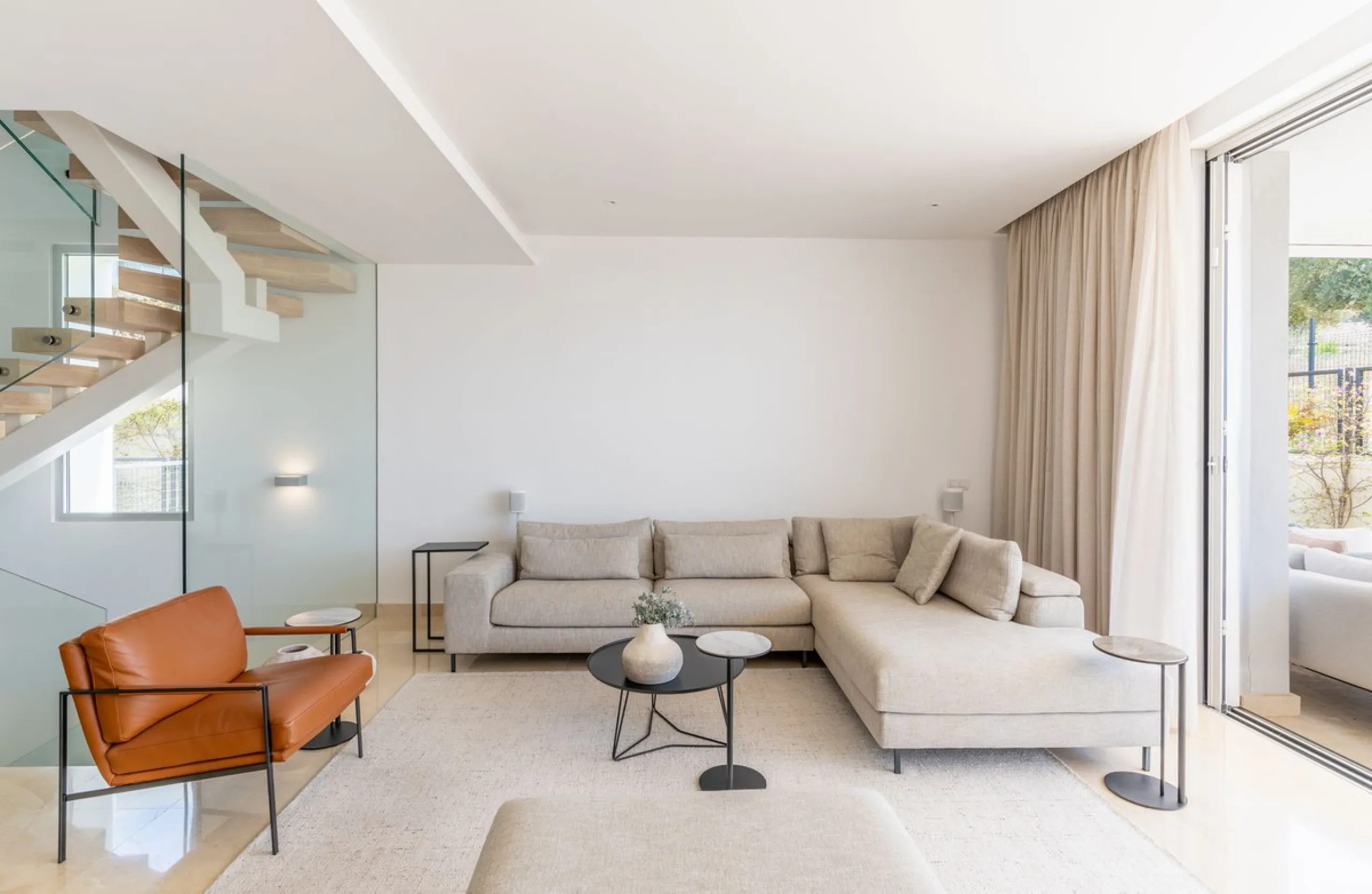 Stunning development of 24 townhouses, is located in the exclusive residential area in Río Real and right next to one of the best golf courses, the exclusive Rio Real Golf and Hotel and all its facilities, close to the beach, the sea and the lovely center