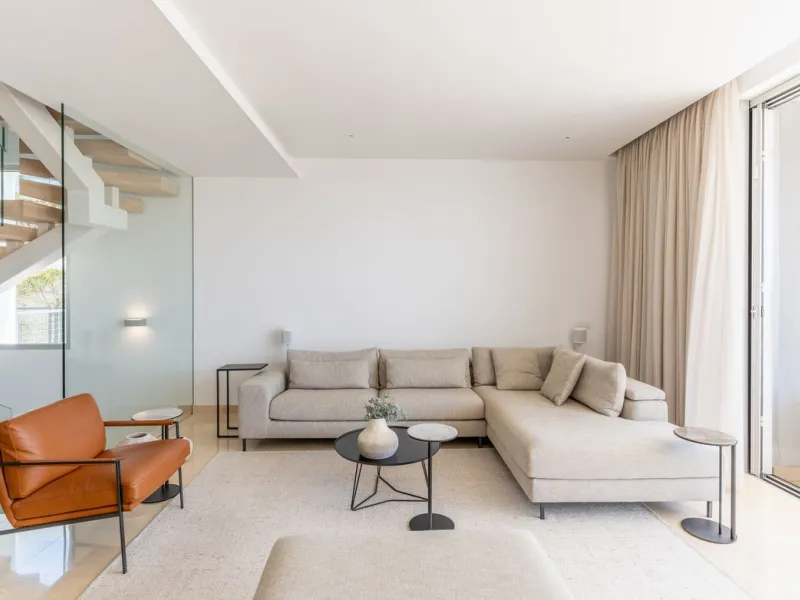 Stunning development of 24 townhouses, is located in the exclusive residential area in Río Real and right next to one of the best golf courses, the exclusive Rio Real Golf and Hotel and all its facilities, close to the beach, the sea and the lovely center