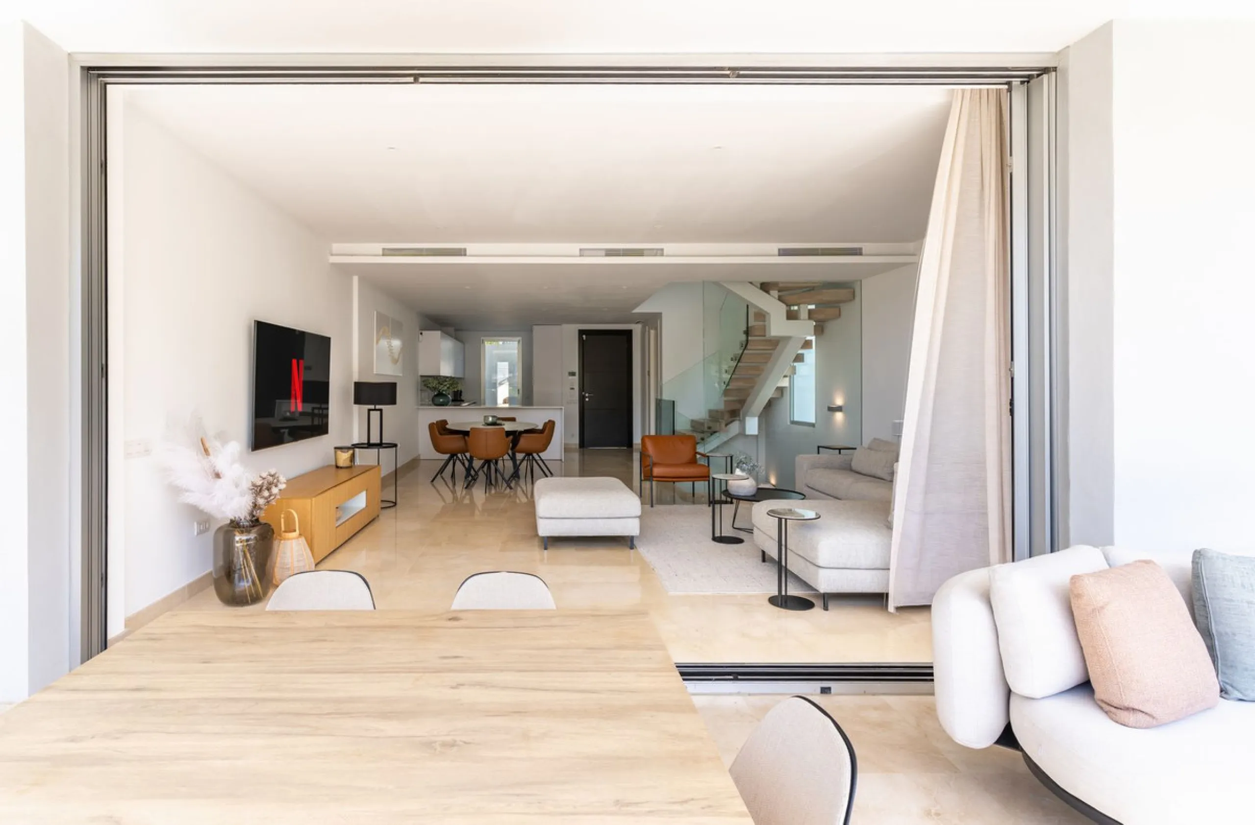 Stunning development of 24 townhouses, is located in the exclusive residential area in Río Real and right next to one of the best golf courses, the exclusive Rio Real Golf and Hotel and all its facilities, close to the beach, the sea and the lovely center