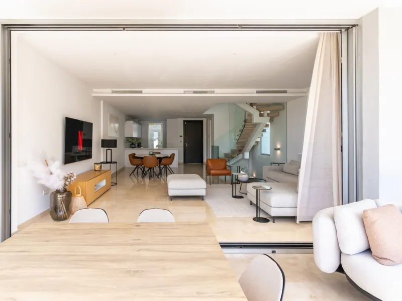 Stunning development of 24 townhouses, is located in the exclusive residential area in Río Real and right next to one of the best golf courses, the exclusive Rio Real Golf and Hotel and all its facilities, close to the beach, the sea and the lovely center
