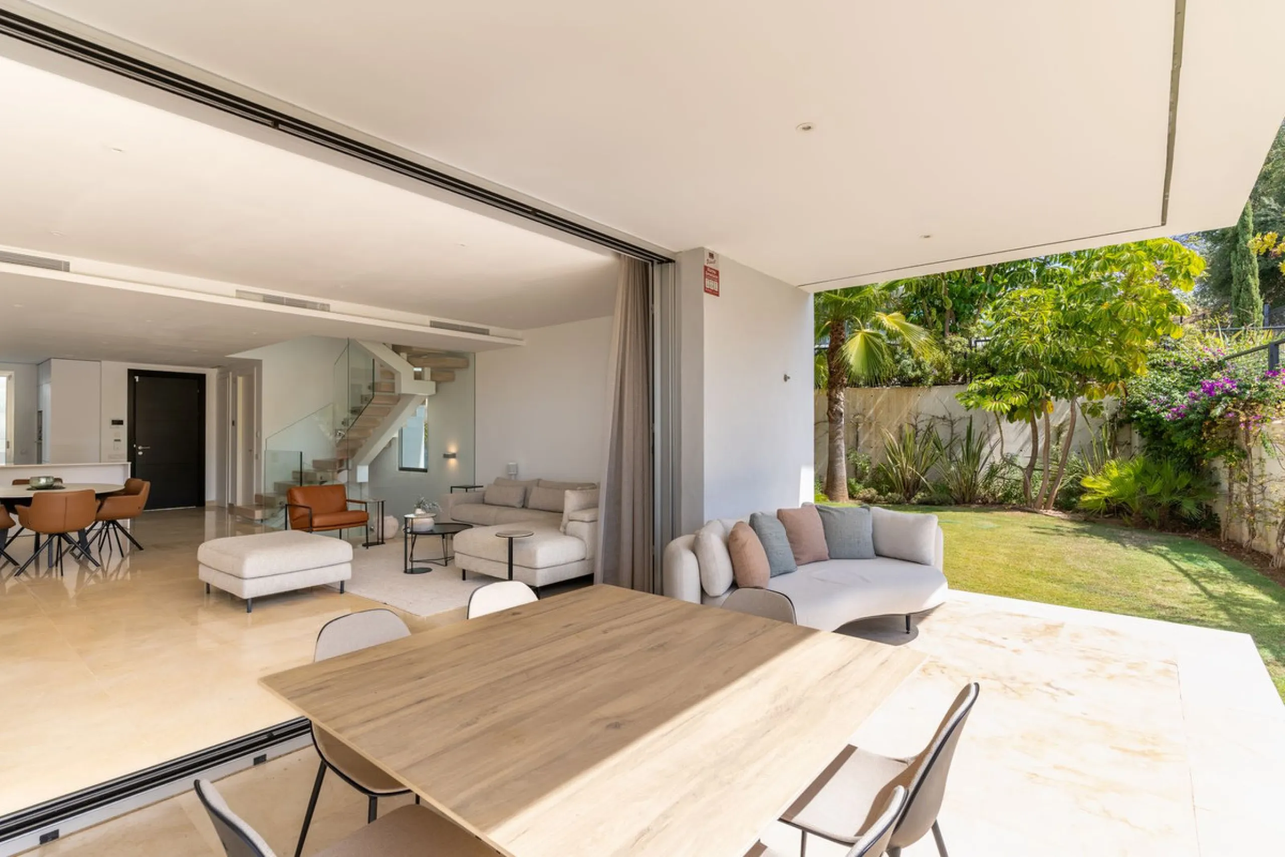 Stunning development of 24 townhouses, is located in the exclusive residential area in Río Real and right next to one of the best golf courses, the exclusive Rio Real Golf and Hotel and all its facilities, close to the beach, the sea and the lovely center
