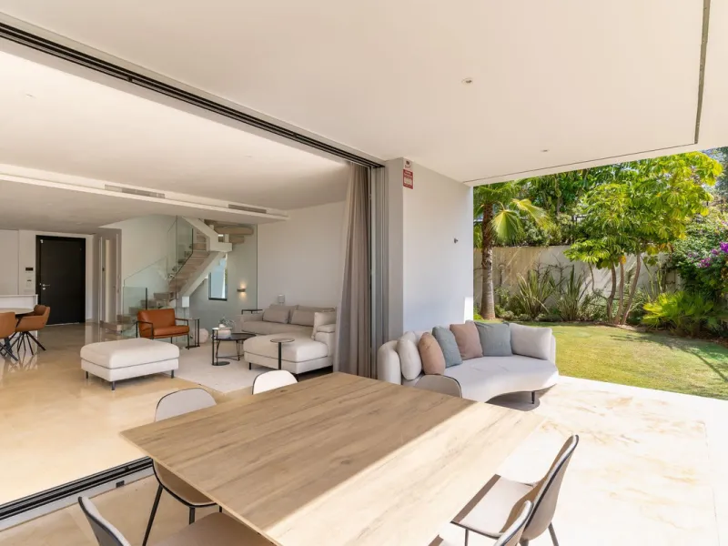 Stunning development of 24 townhouses, is located in the exclusive residential area in Río Real and right next to one of the best golf courses, the exclusive Rio Real Golf and Hotel and all its facilities, close to the beach, the sea and the lovely center