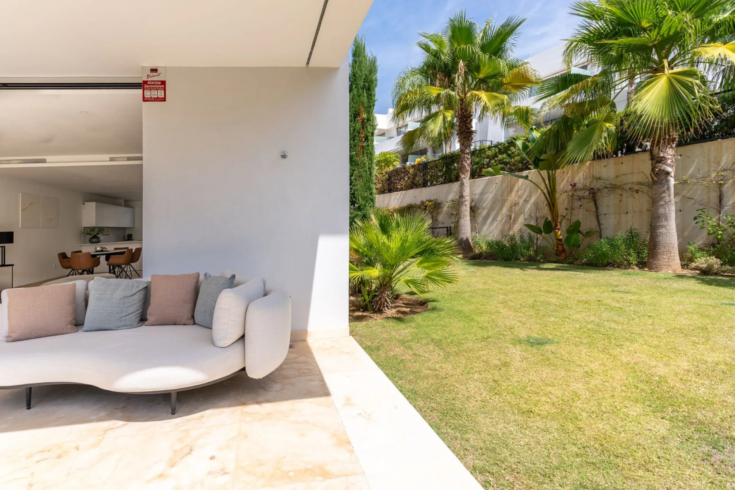 Stunning development of 24 townhouses, is located in the exclusive residential area in Río Real and right next to one of the best golf courses, the exclusive Rio Real Golf and Hotel and all its facilities, close to the beach, the sea and the lovely center