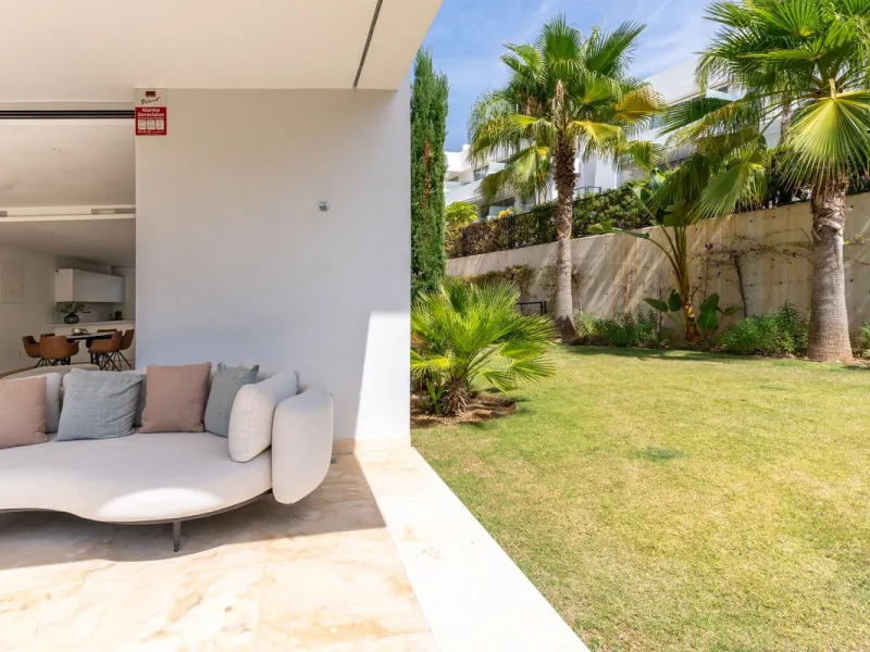 Stunning development of 24 townhouses, is located in the exclusive residential area in Río Real and right next to one of the best golf courses, the exclusive Rio Real Golf and Hotel and all its facilities, close to the beach, the sea and the lovely center