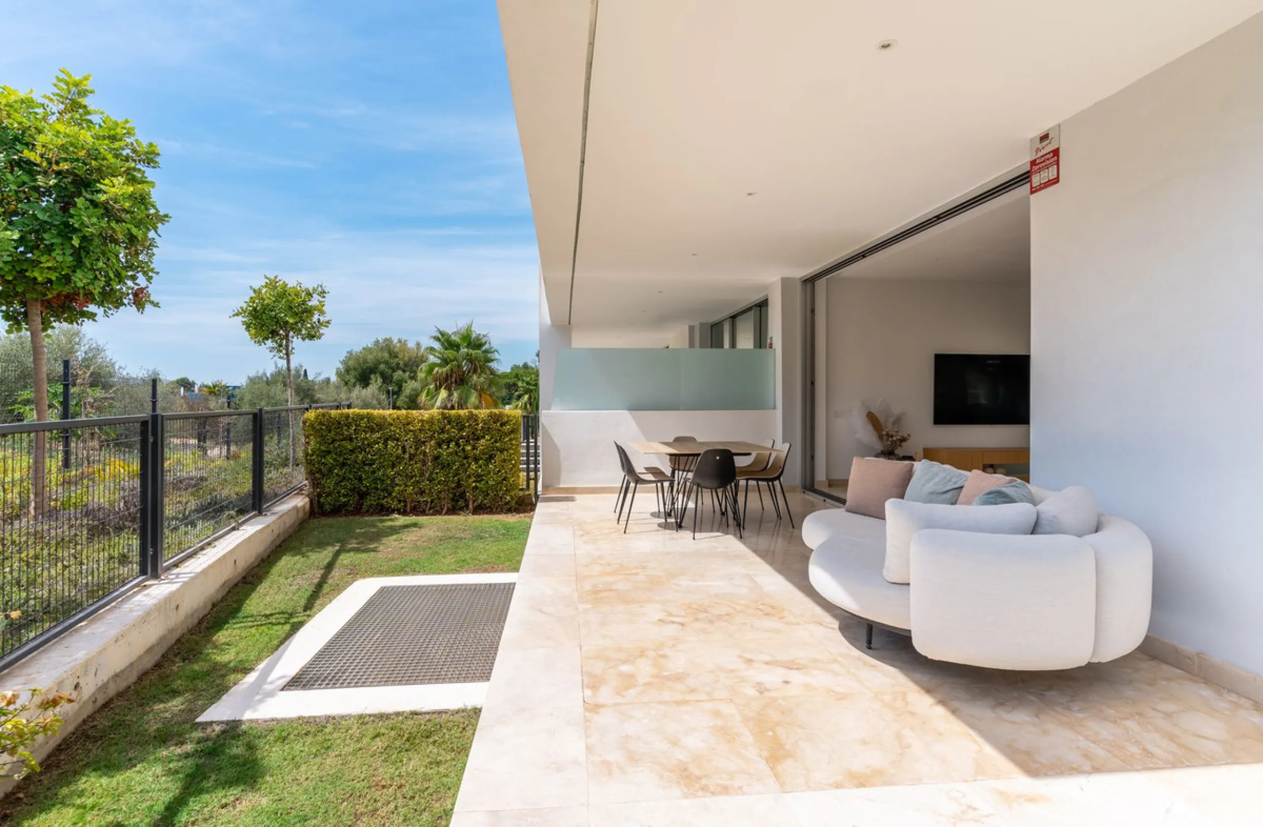 Stunning development of 24 townhouses, is located in the exclusive residential area in Río Real and right next to one of the best golf courses, the exclusive Rio Real Golf and Hotel and all its facilities, close to the beach, the sea and the lovely center