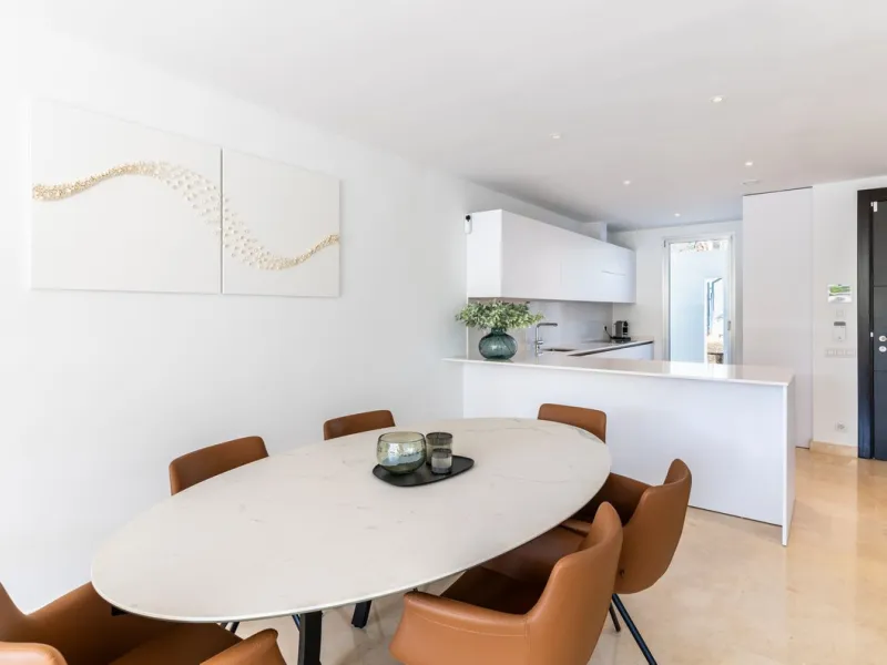 Stunning development of 24 townhouses, is located in the exclusive residential area in Río Real and right next to one of the best golf courses, the exclusive Rio Real Golf and Hotel and all its facilities, close to the beach, the sea and the lovely center