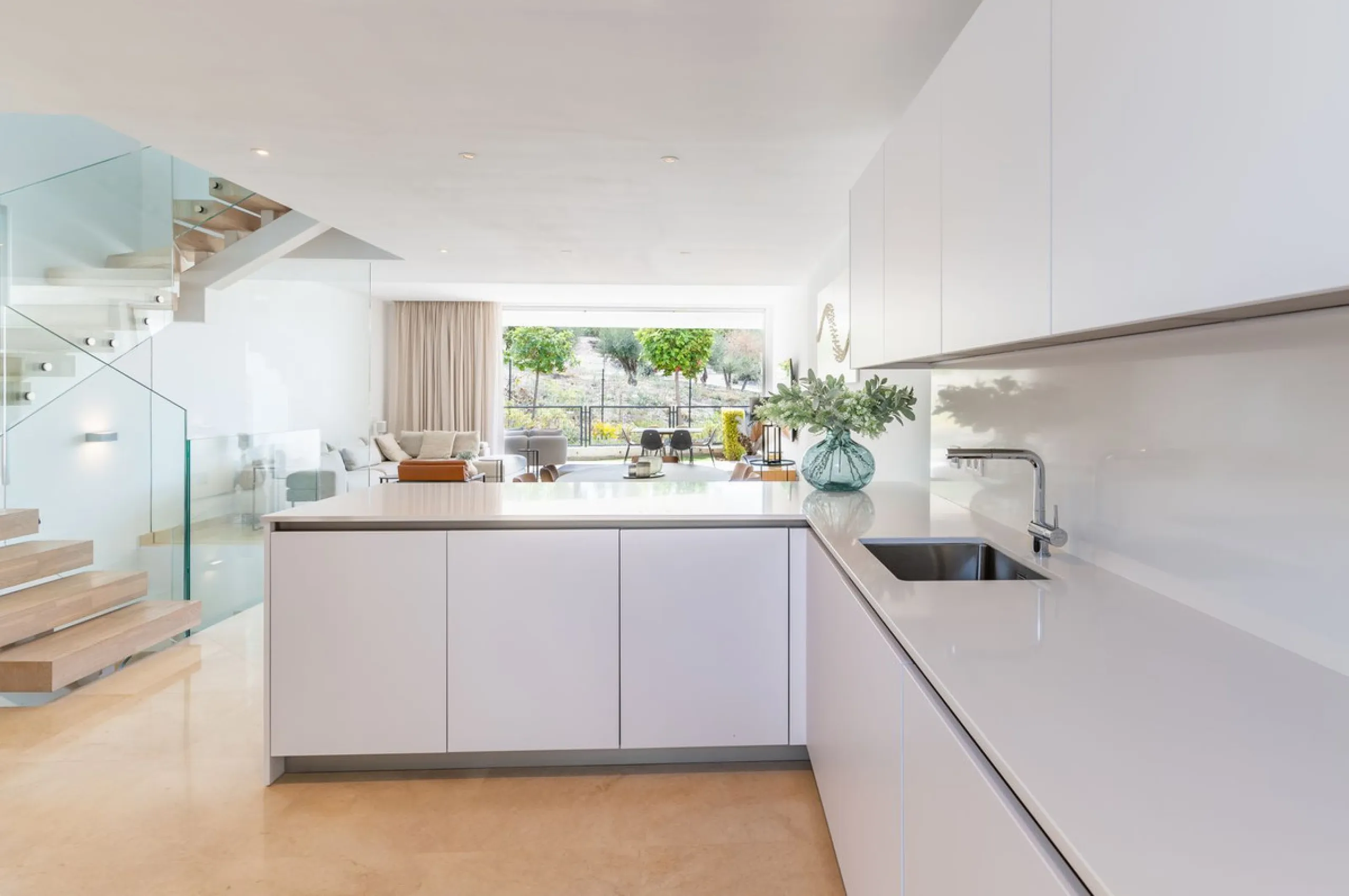 Stunning development of 24 townhouses, is located in the exclusive residential area in Río Real and right next to one of the best golf courses, the exclusive Rio Real Golf and Hotel and all its facilities, close to the beach, the sea and the lovely center