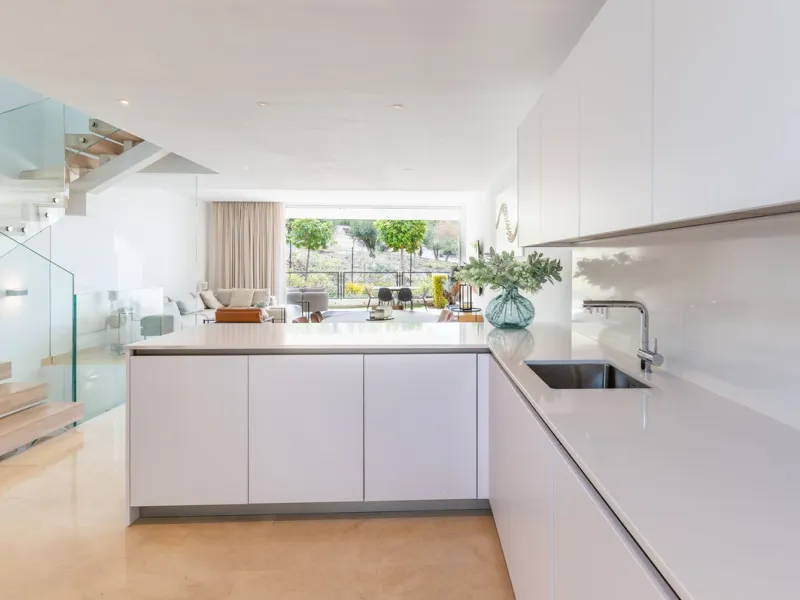 Stunning development of 24 townhouses, is located in the exclusive residential area in Río Real and right next to one of the best golf courses, the exclusive Rio Real Golf and Hotel and all its facilities, close to the beach, the sea and the lovely center