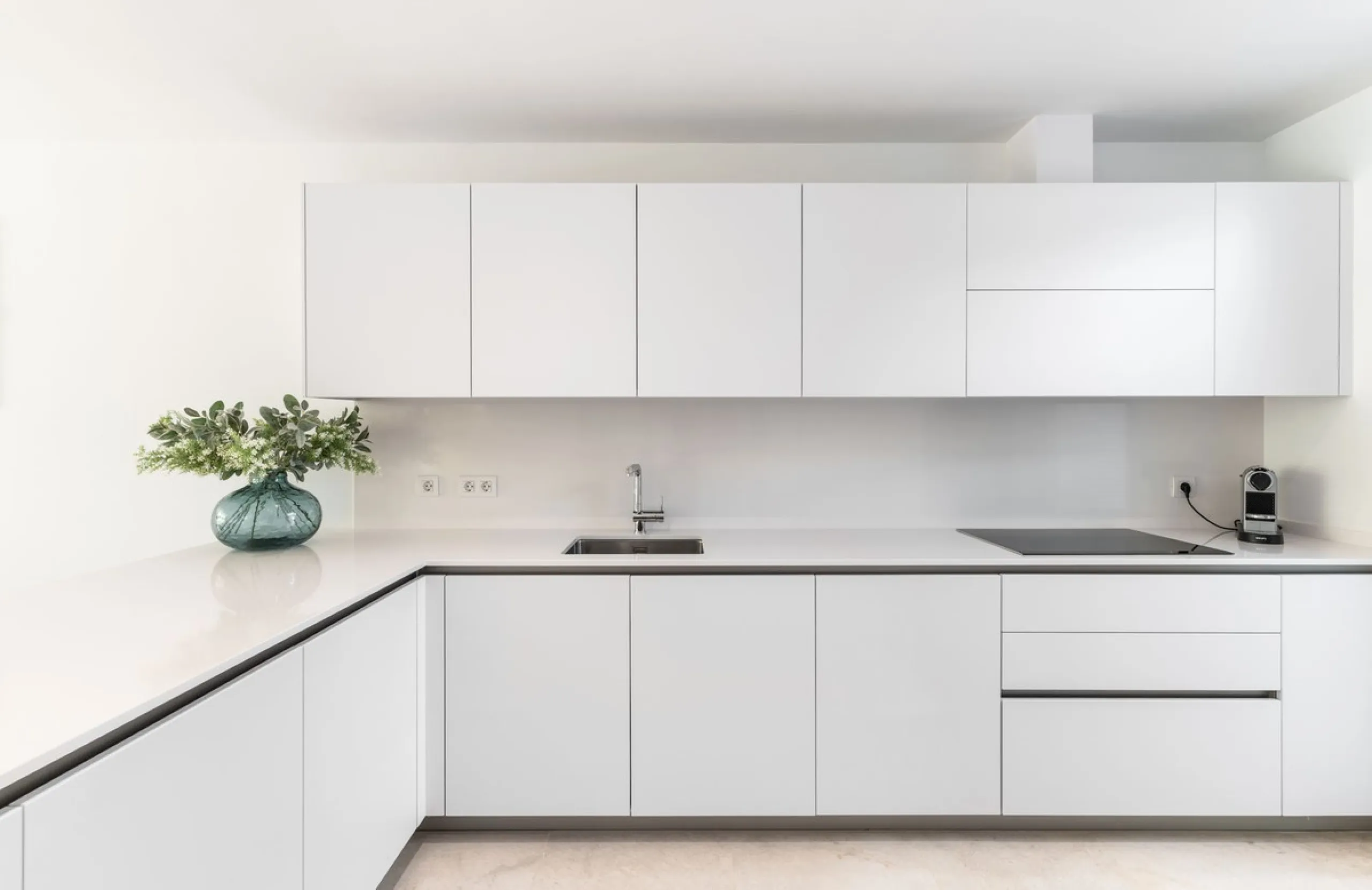 Stunning development of 24 townhouses, is located in the exclusive residential area in Río Real and right next to one of the best golf courses, the exclusive Rio Real Golf and Hotel and all its facilities, close to the beach, the sea and the lovely center