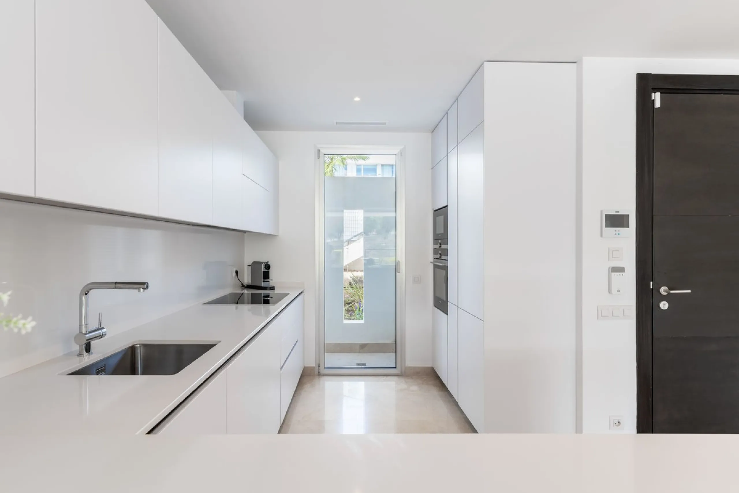 Stunning development of 24 townhouses, is located in the exclusive residential area in Río Real and right next to one of the best golf courses, the exclusive Rio Real Golf and Hotel and all its facilities, close to the beach, the sea and the lovely center