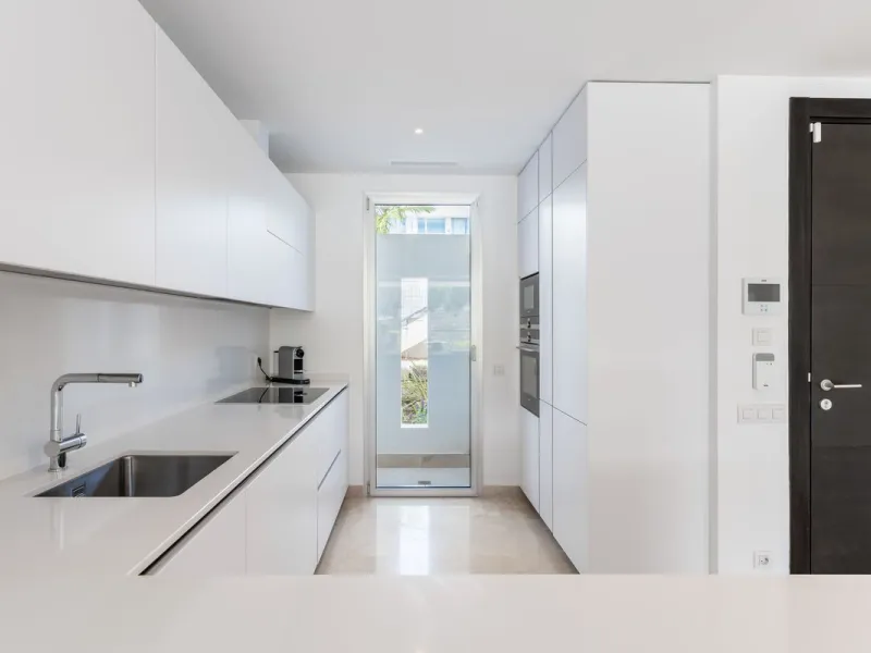 Stunning development of 24 townhouses, is located in the exclusive residential area in Río Real and right next to one of the best golf courses, the exclusive Rio Real Golf and Hotel and all its facilities, close to the beach, the sea and the lovely center