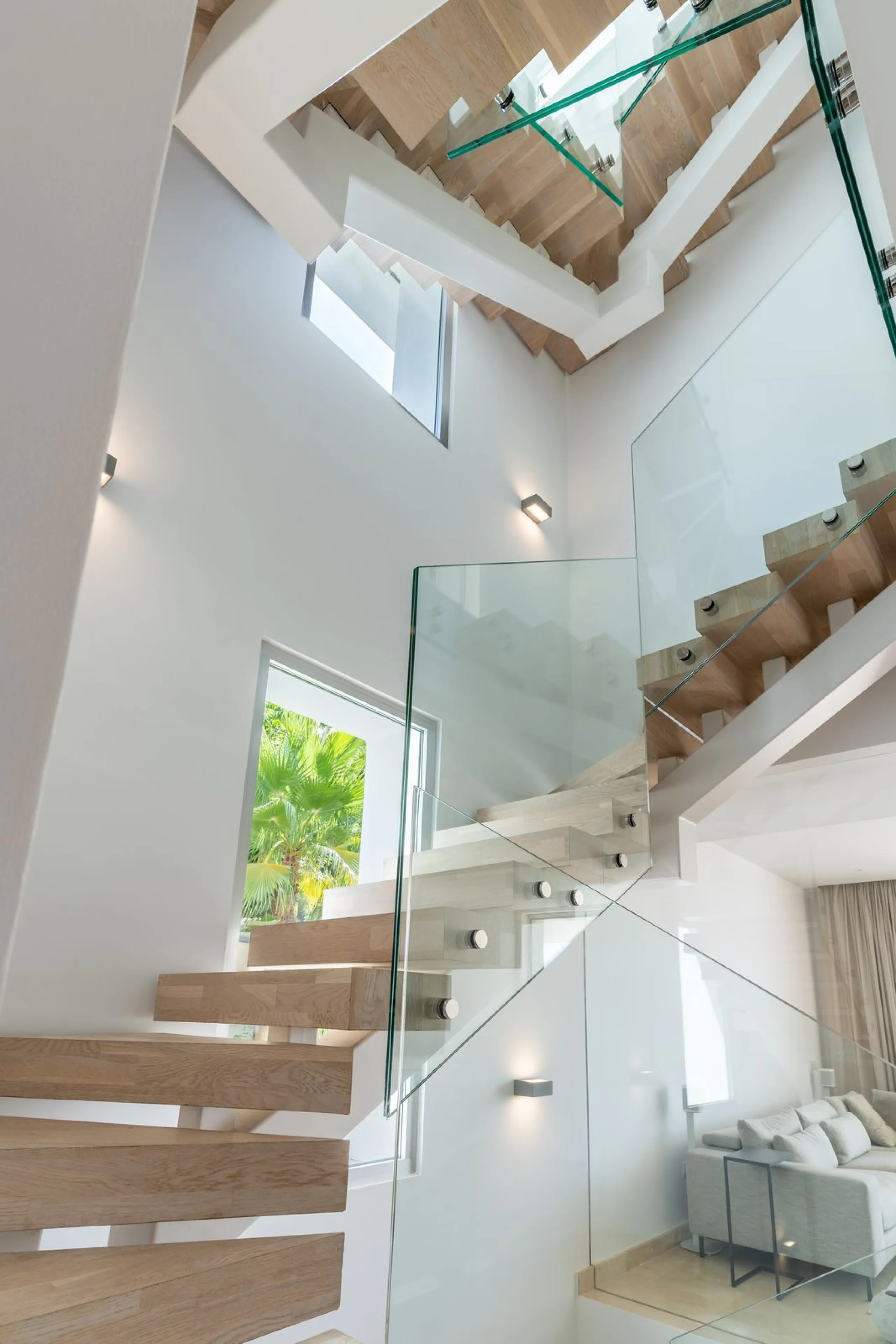 Stunning development of 24 townhouses, is located in the exclusive residential area in Río Real and right next to one of the best golf courses, the exclusive Rio Real Golf and Hotel and all its facilities, close to the beach, the sea and the lovely center