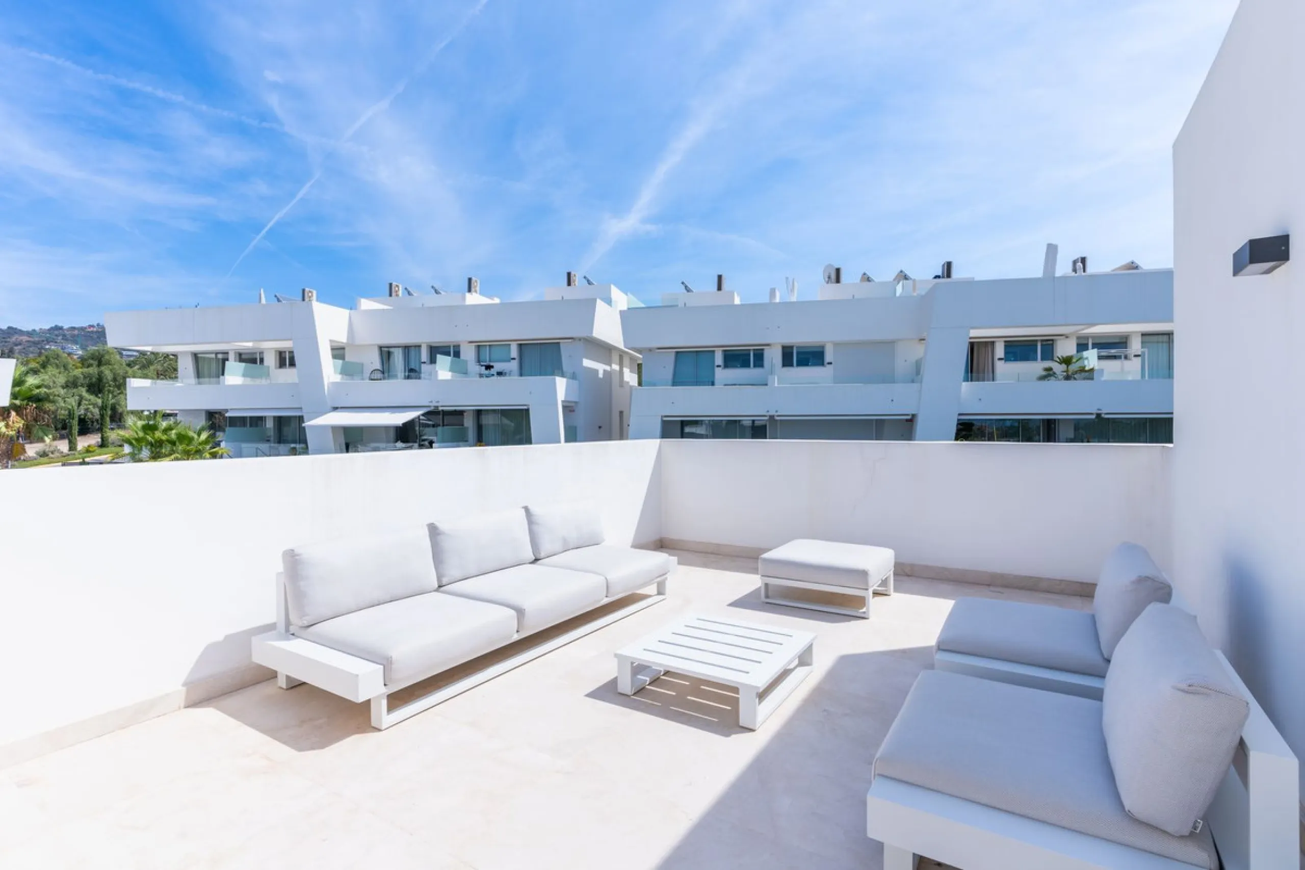 Stunning development of 24 townhouses, is located in the exclusive residential area in Río Real and right next to one of the best golf courses, the exclusive Rio Real Golf and Hotel and all its facilities, close to the beach, the sea and the lovely center