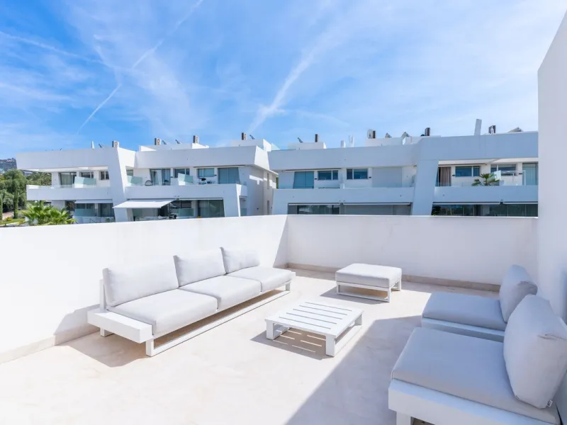 Stunning development of 24 townhouses, is located in the exclusive residential area in Río Real and right next to one of the best golf courses, the exclusive Rio Real Golf and Hotel and all its facilities, close to the beach, the sea and the lovely center