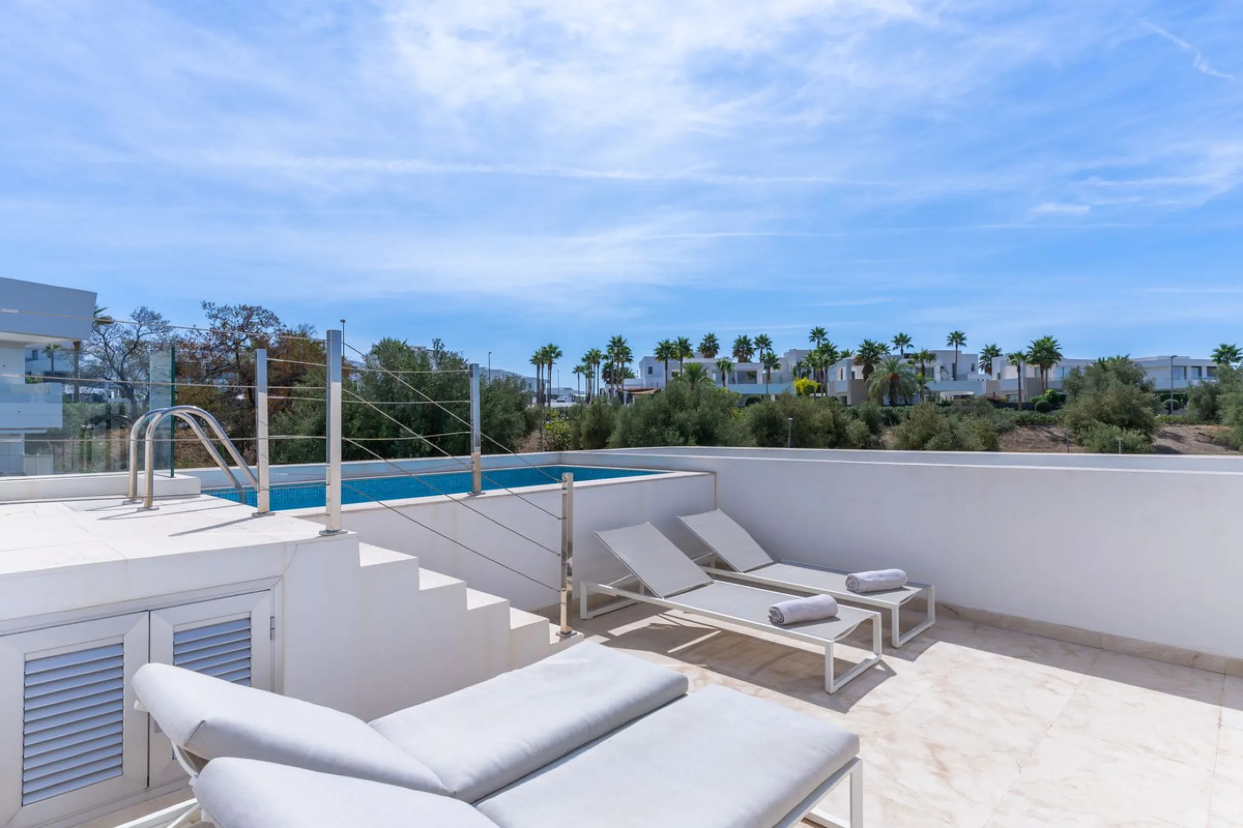 Stunning development of 24 townhouses, is located in the exclusive residential area in Río Real and right next to one of the best golf courses, the exclusive Rio Real Golf and Hotel and all its facilities, close to the beach, the sea and the lovely center