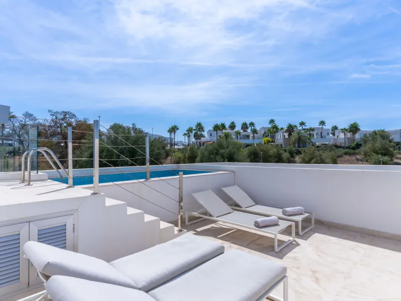 Stunning development of 24 townhouses, is located in the exclusive residential area in Río Real and right next to one of the best golf courses, the exclusive Rio Real Golf and Hotel and all its facilities, close to the beach, the sea and the lovely center