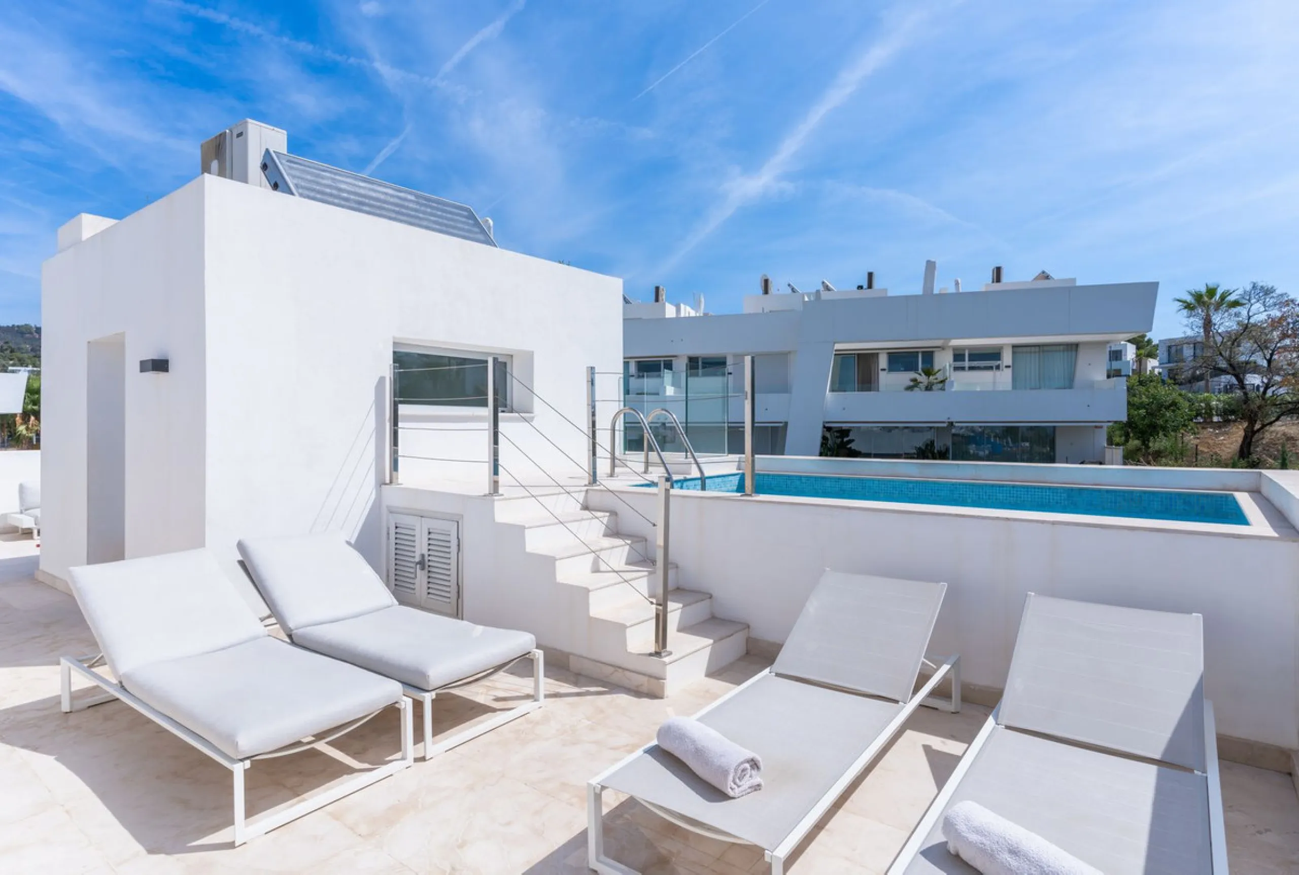 Stunning development of 24 townhouses, is located in the exclusive residential area in Río Real and right next to one of the best golf courses, the exclusive Rio Real Golf and Hotel and all its facilities, close to the beach, the sea and the lovely center