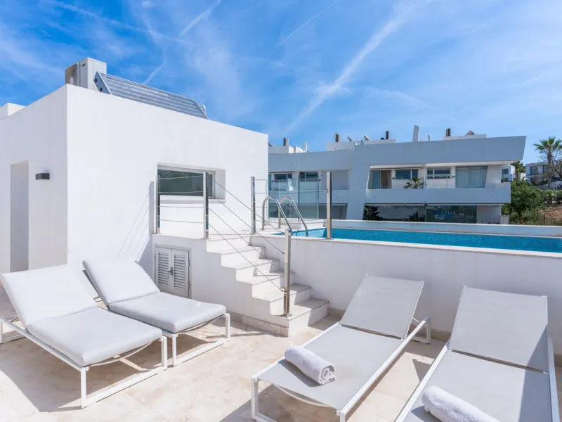 Stunning development of 24 townhouses, is located in the exclusive residential area in Río Real and right next to one of the best golf courses, the exclusive Rio Real Golf and Hotel and all its facilities, close to the beach, the sea and the lovely center