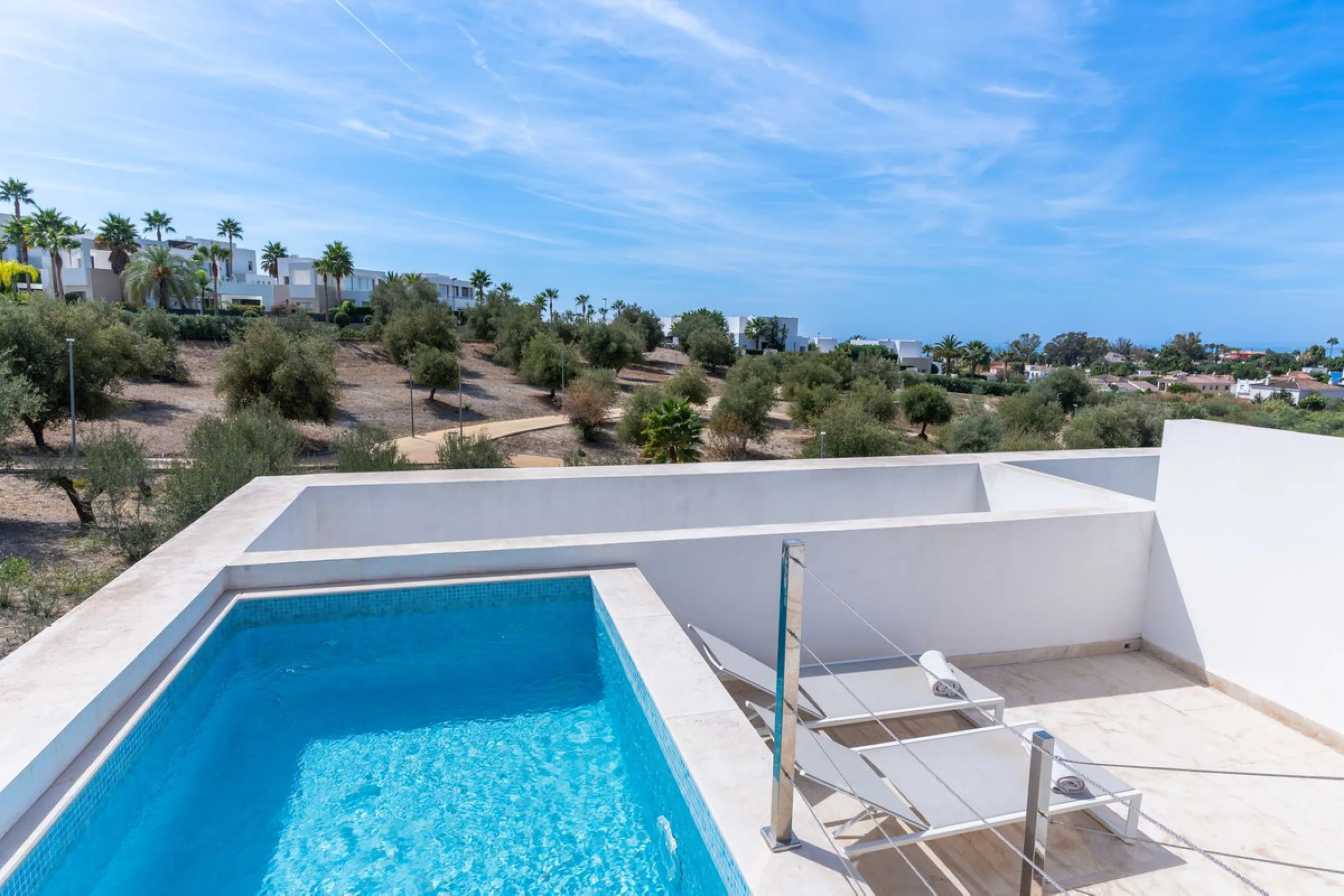 Stunning development of 24 townhouses, is located in the exclusive residential area in Río Real and right next to one of the best golf courses, the exclusive Rio Real Golf and Hotel and all its facilities, close to the beach, the sea and the lovely center