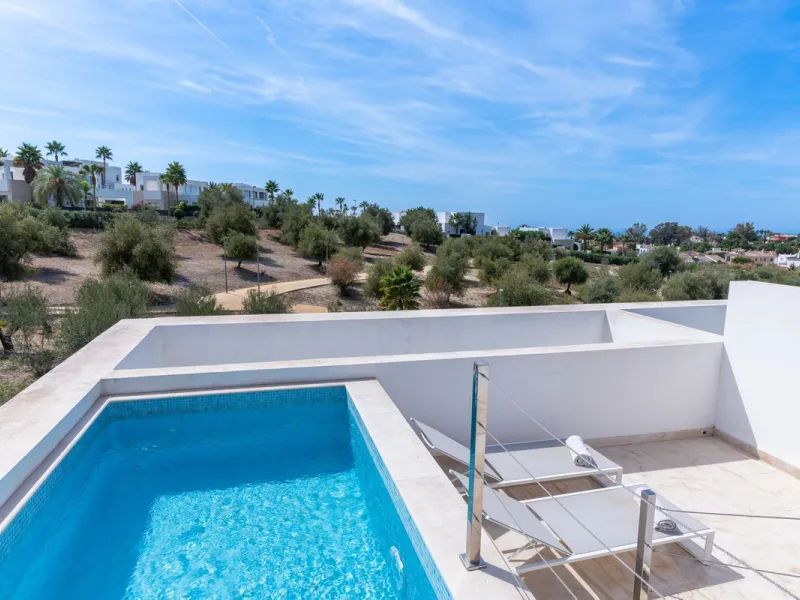 Stunning development of 24 townhouses, is located in the exclusive residential area in Río Real and right next to one of the best golf courses, the exclusive Rio Real Golf and Hotel and all its facilities, close to the beach, the sea and the lovely center