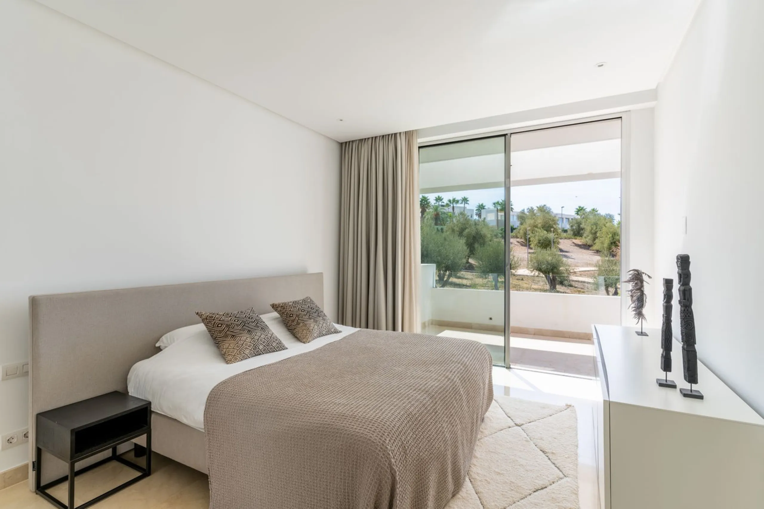 Stunning development of 24 townhouses, is located in the exclusive residential area in Río Real and right next to one of the best golf courses, the exclusive Rio Real Golf and Hotel and all its facilities, close to the beach, the sea and the lovely center