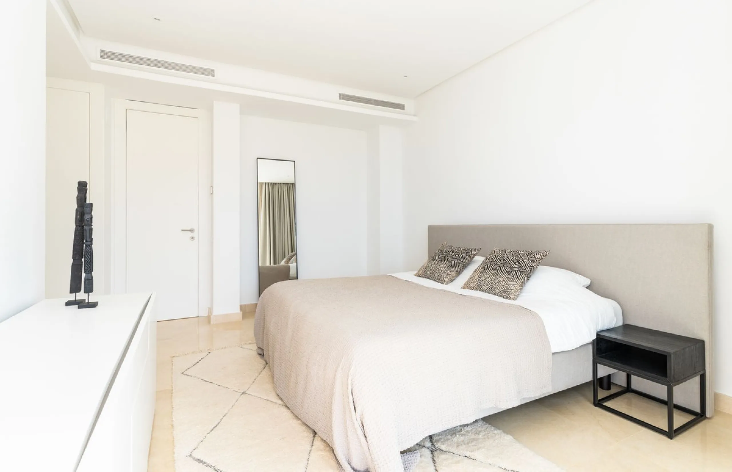 Stunning development of 24 townhouses, is located in the exclusive residential area in Río Real and right next to one of the best golf courses, the exclusive Rio Real Golf and Hotel and all its facilities, close to the beach, the sea and the lovely center
