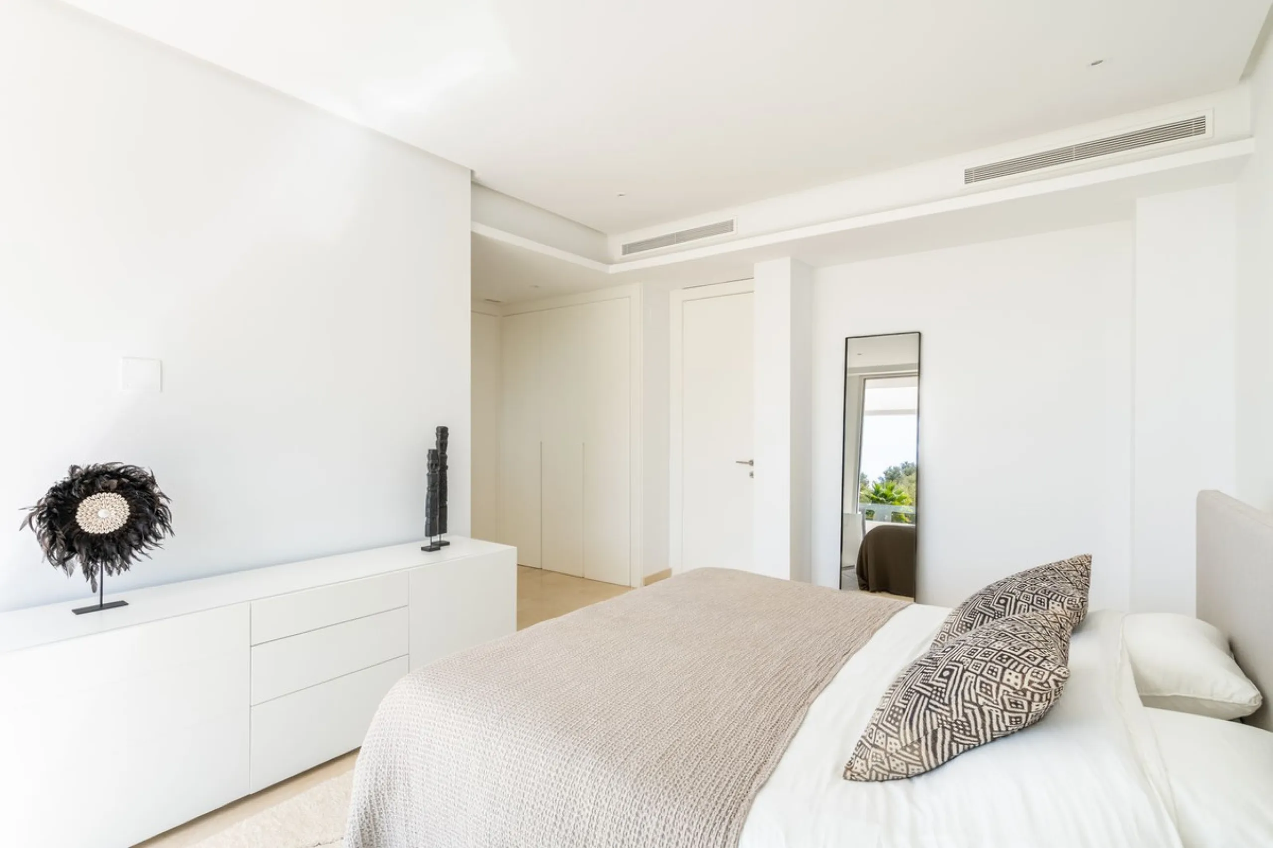Stunning development of 24 townhouses, is located in the exclusive residential area in Río Real and right next to one of the best golf courses, the exclusive Rio Real Golf and Hotel and all its facilities, close to the beach, the sea and the lovely center