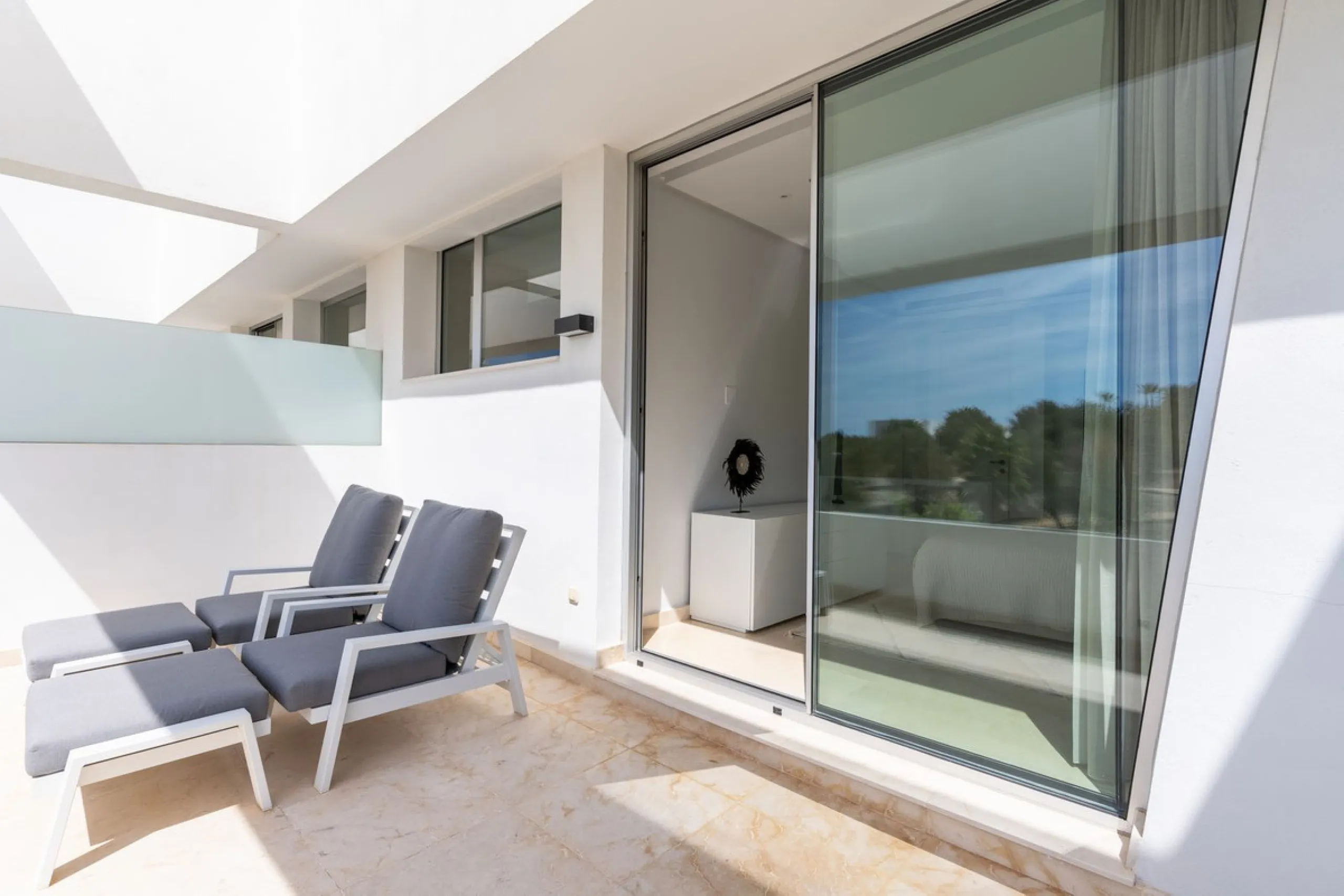 Stunning development of 24 townhouses, is located in the exclusive residential area in Río Real and right next to one of the best golf courses, the exclusive Rio Real Golf and Hotel and all its facilities, close to the beach, the sea and the lovely center